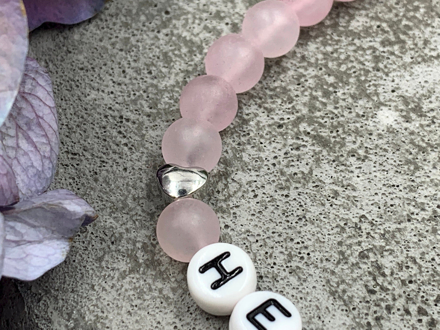 Perlenarmband Rosenquarz Name Makramee Herz platiniert - Geschenk Geburt Liebe Andenken Lieblingsmensch - Wunschedelstein personalisierbar