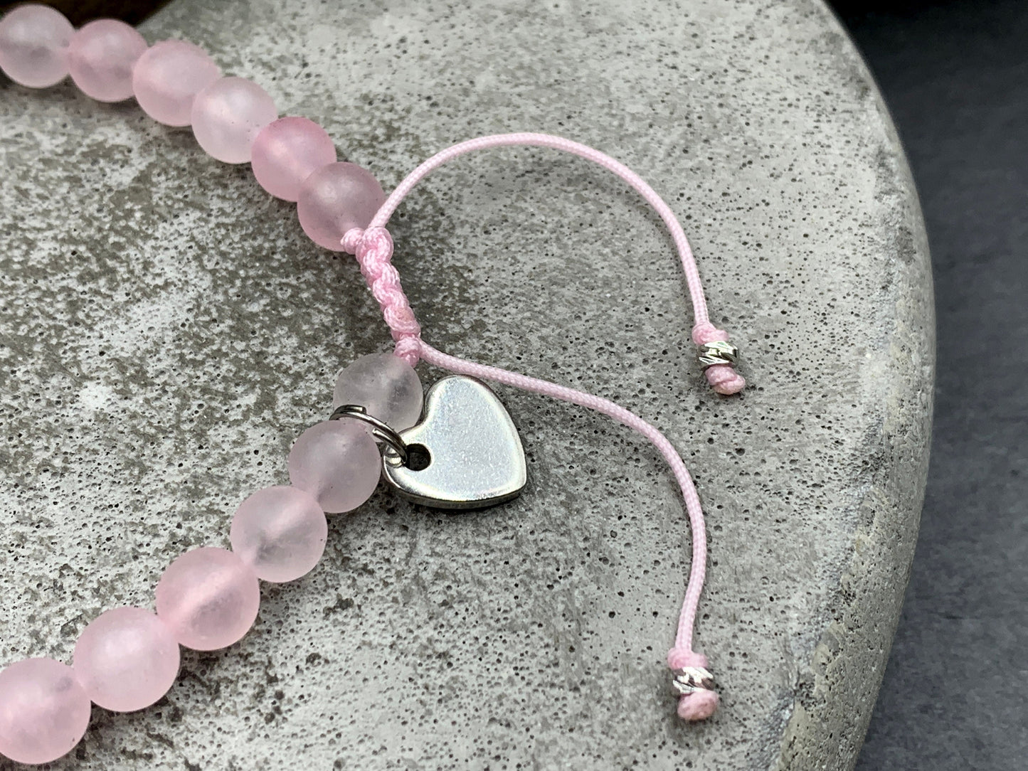 Perlenarmband Rosenquarz Name Makramee Herz platiniert - Geschenk Geburt Liebe Andenken Lieblingsmensch - Wunschedelstein personalisierbar
