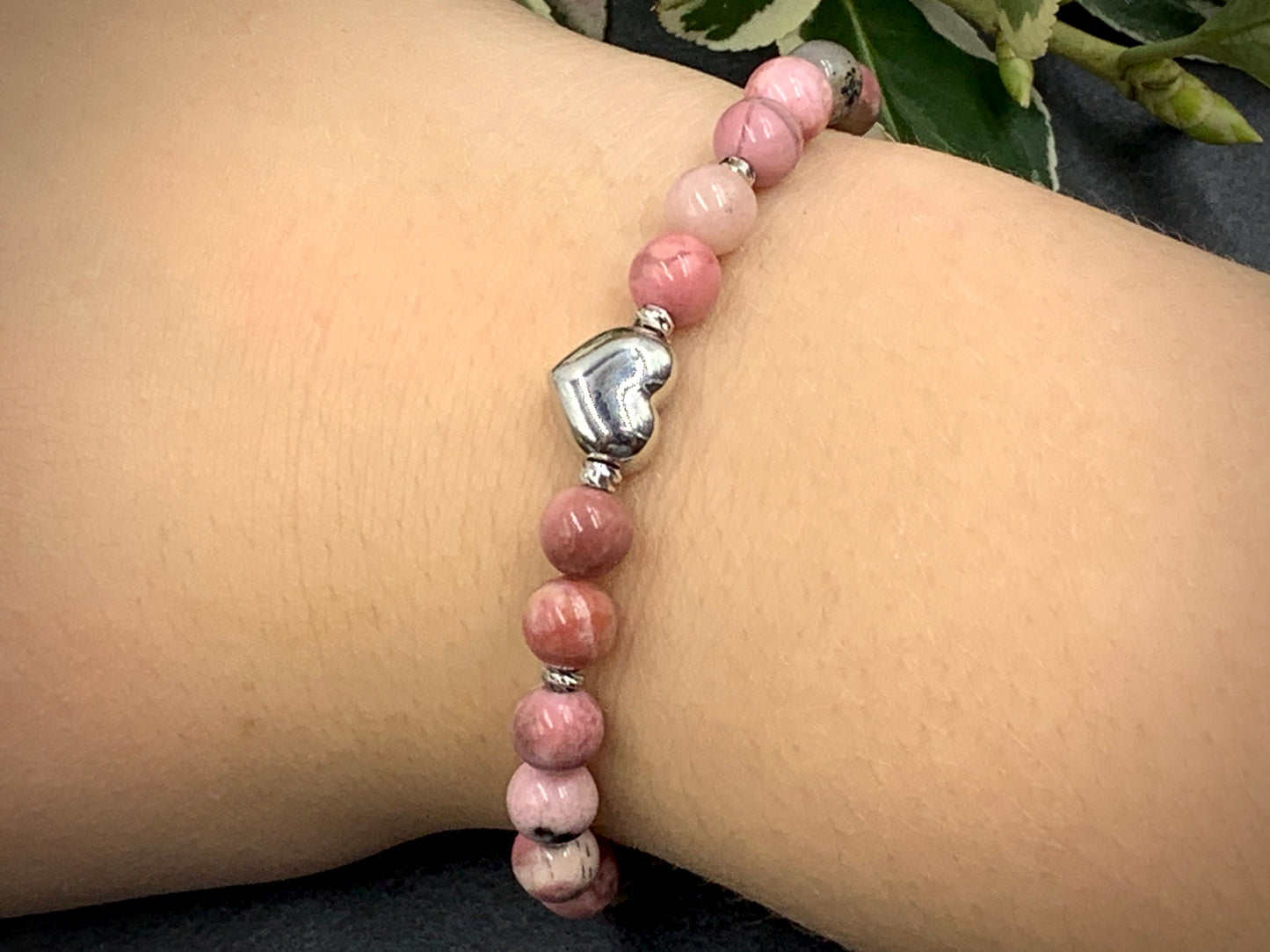 Armband Rhodonit Herz Edelstahl Facettenperlen platiniert - Geschenk beste Freundin Liebe Glück - spirituelles Perlenarmband Wunschedelstein