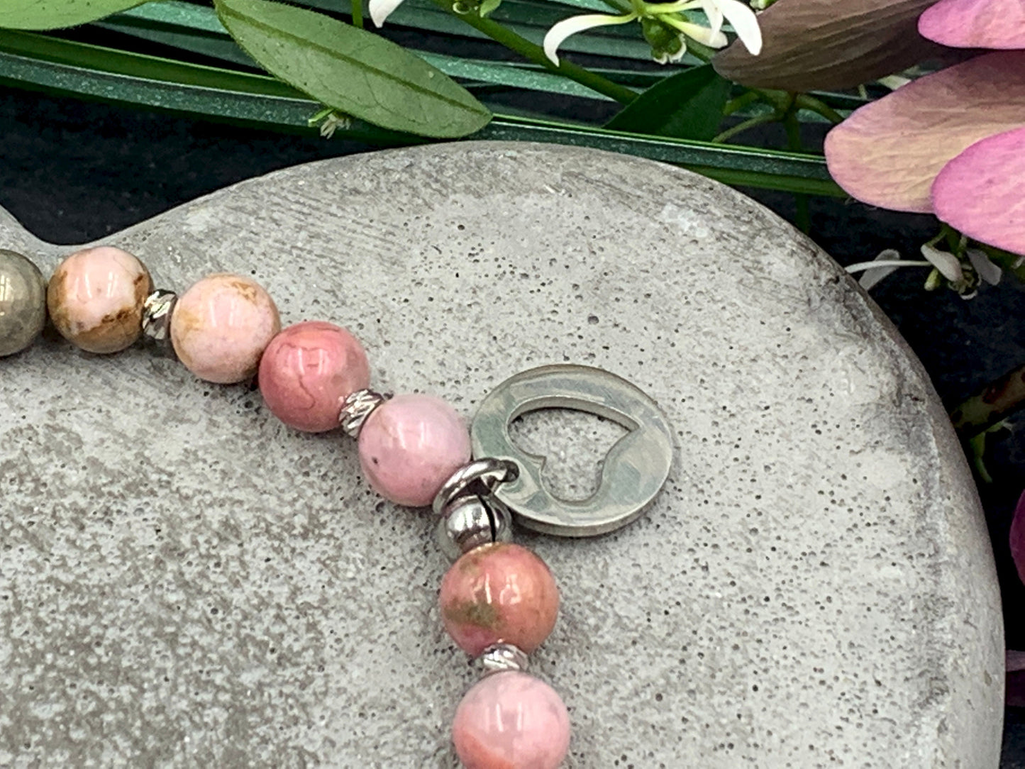 Armband Rhodonit Herz Edelstahl Facettenperlen platiniert - Geschenk beste Freundin Liebe Glück - spirituelles Perlenarmband Wunschedelstein