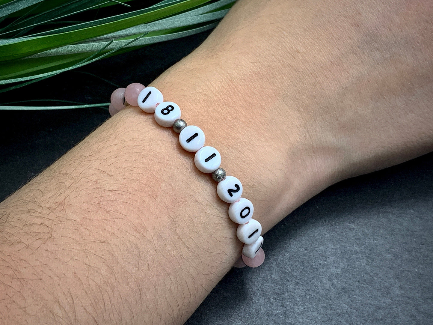 Perlenarmband Rosenquarz Makramee Herz Platiniert - Wunschdatum Andenken an wichtiges Datum Geschenk Geburt Hochzeit Liebe - Wunschedelstein