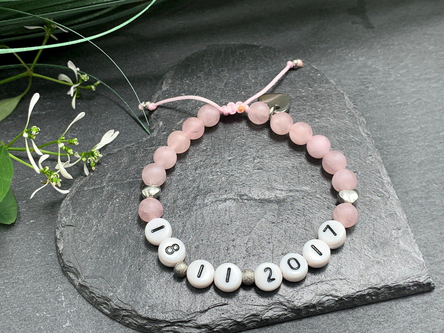 Perlenarmband Rosenquarz Makramee Herz Platiniert - Wunschdatum Andenken an wichtiges Datum Geschenk Geburt Hochzeit Liebe - Wunschedelstein