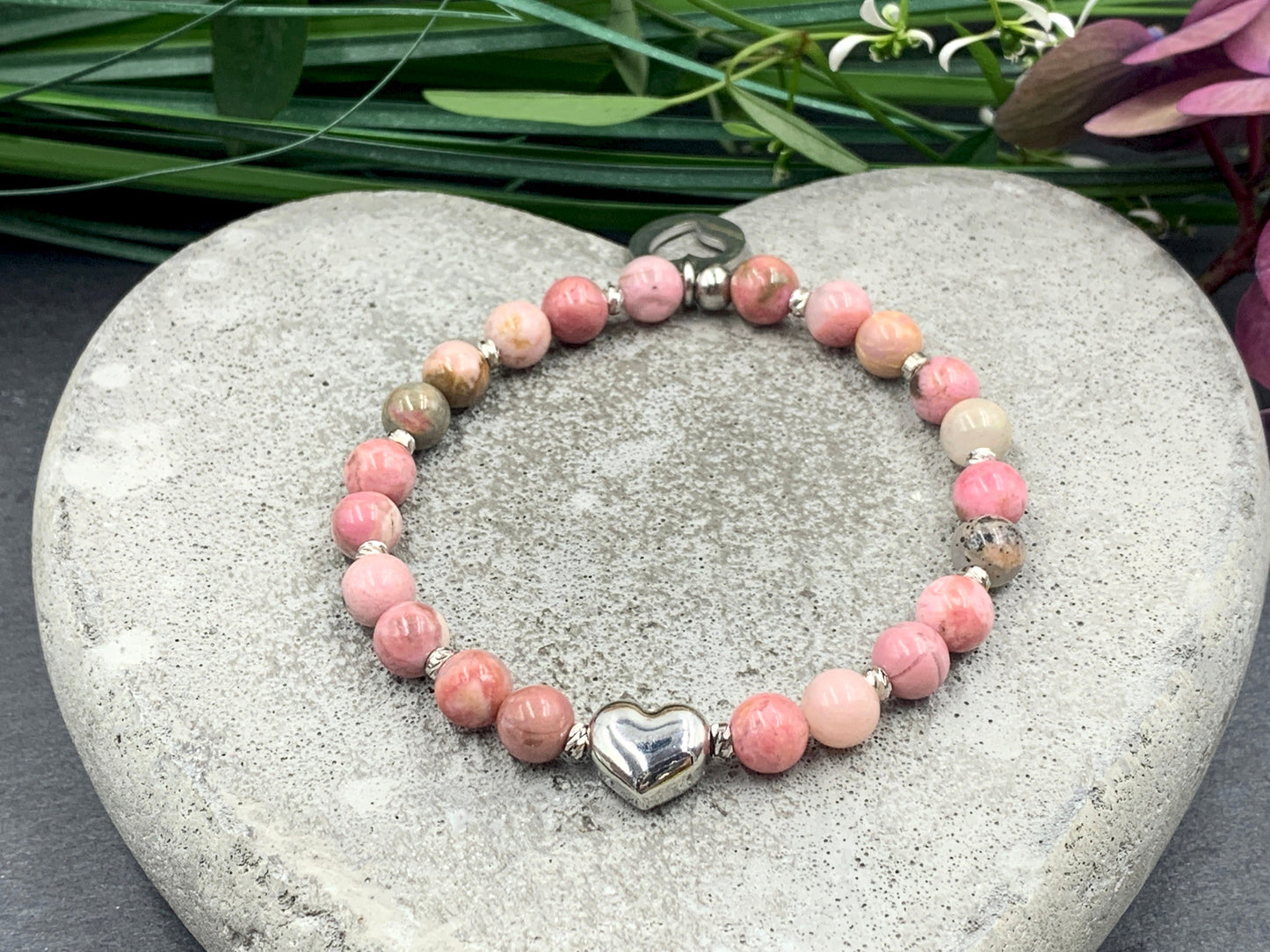 Armband Rhodonit Herz Edelstahl Facettenperlen platiniert - Geschenk beste Freundin Liebe Glück - spirituelles Perlenarmband Wunschedelstein