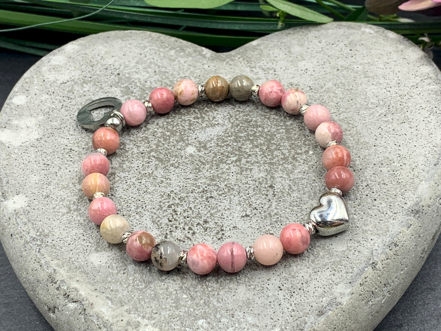 Armband Rhodonit Herz Edelstahl Facettenperlen platiniert - Geschenk beste Freundin Liebe Glück - spirituelles Perlenarmband Wunschedelstein