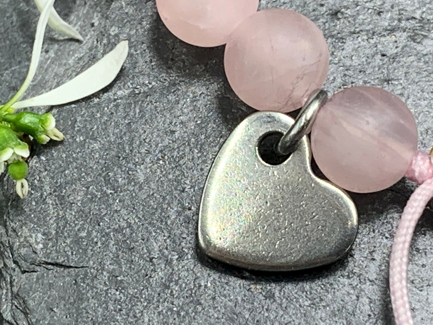 Perlenarmband Rosenquarz Makramee Herz Platiniert - Wunschdatum Andenken an wichtiges Datum Geschenk Geburt Hochzeit Liebe - Wunschedelstein