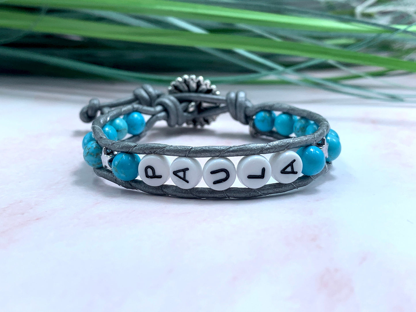 Bohoarmband Paula Türkise und Leder - Armband gewickelt mit Name - Geschenk Mädchen Perlenarmband Kinder - Wunschedelstein