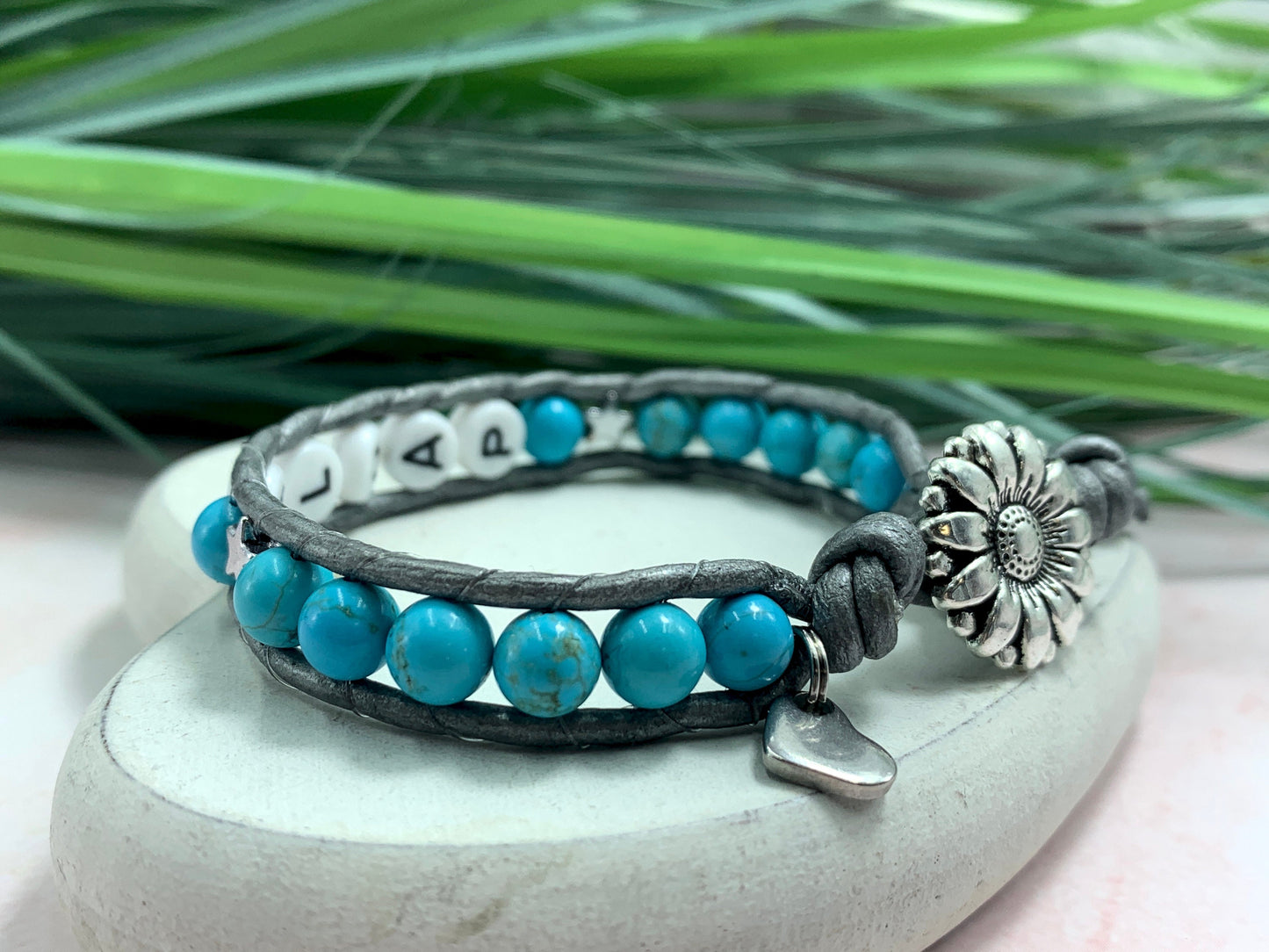 Bohoarmband Paula Türkise und Leder - Armband gewickelt mit Name - Geschenk Mädchen Perlenarmband Kinder - Wunschedelstein