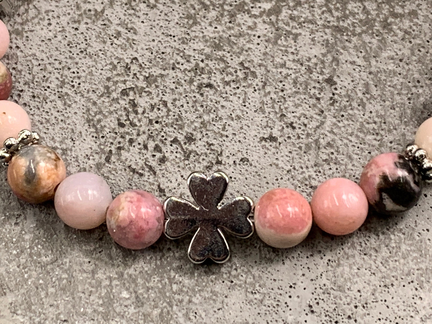 Glücksarmband Rhodonit Kleeperlen Daisyperlen echt platiniert - Geschenk Liebe Mut Schutz Glück - Edelstein wählbar - Glücksarmband