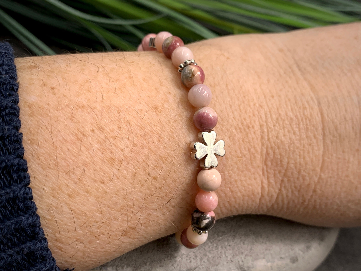 Glücksarmband Rhodonit Kleeperlen Daisyperlen echt platiniert - Geschenk Liebe Mut Schutz Glück - Edelstein wählbar - Glücksarmband