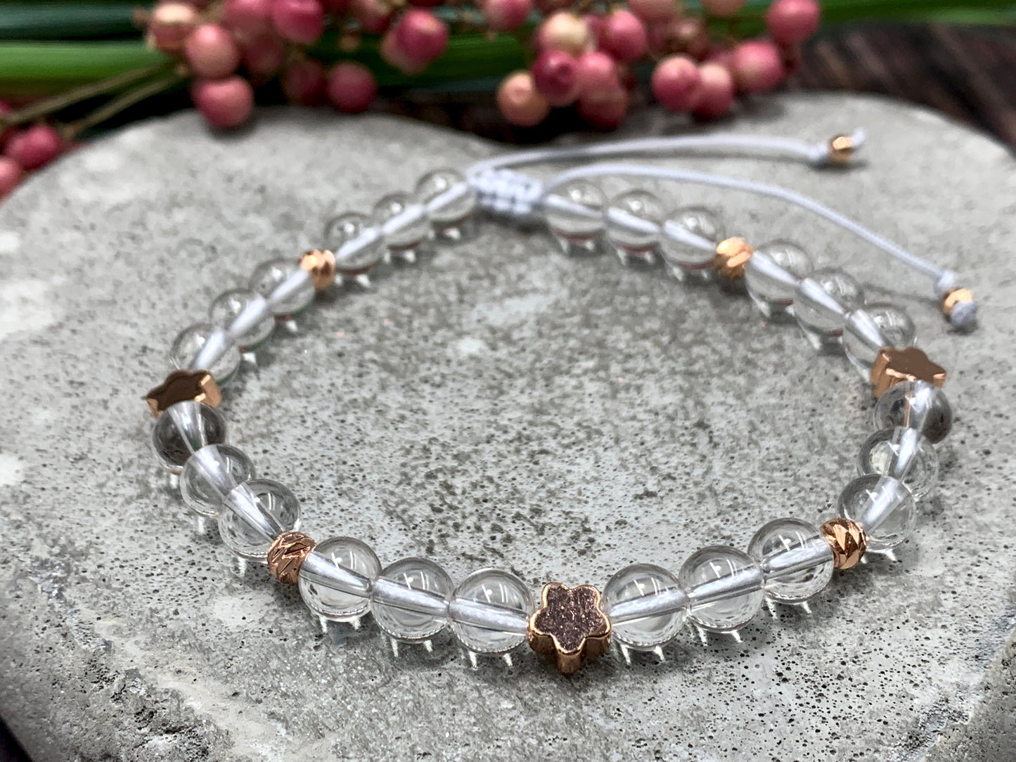 Armband Bergkristall echter Naturstein 6mm - Blumen vergoldet - Makramee Größe einstellbar - Geschenk Liebe Glücksarmband Schutzstein