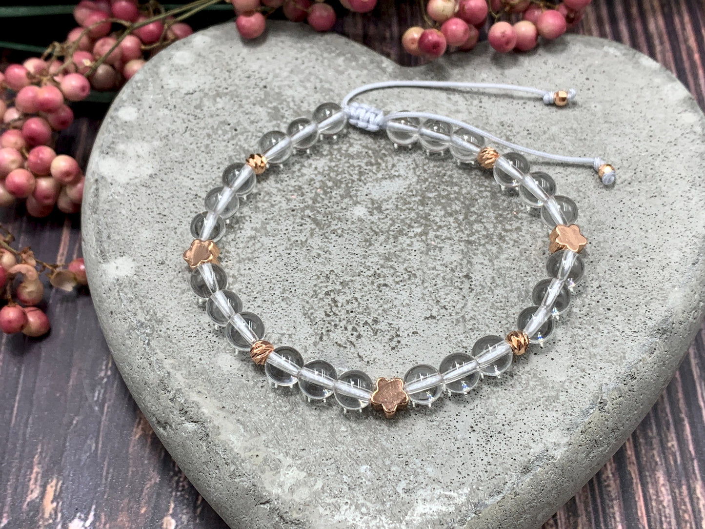 Armband Bergkristall echter Naturstein 6mm - Blumen vergoldet - Makramee Größe einstellbar - Geschenk Liebe Glücksarmband Schutzstein