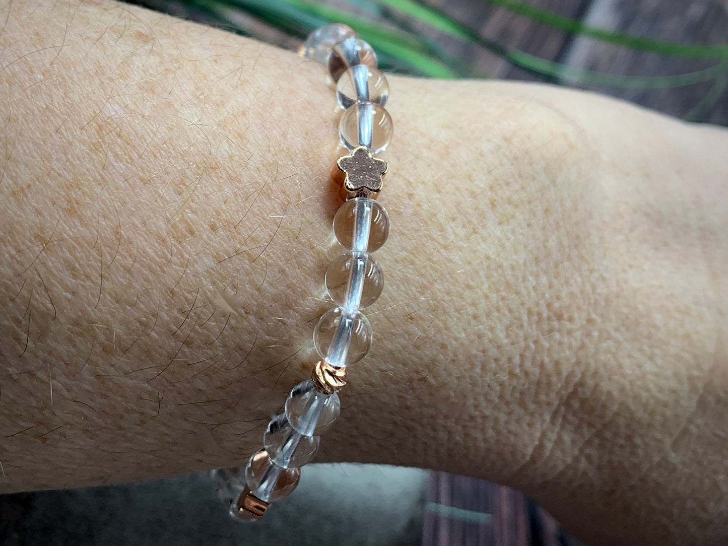Armband Bergkristall echter Naturstein 6mm - Blumen vergoldet - Makramee Größe einstellbar - Geschenk Liebe Glücksarmband Schutzstein
