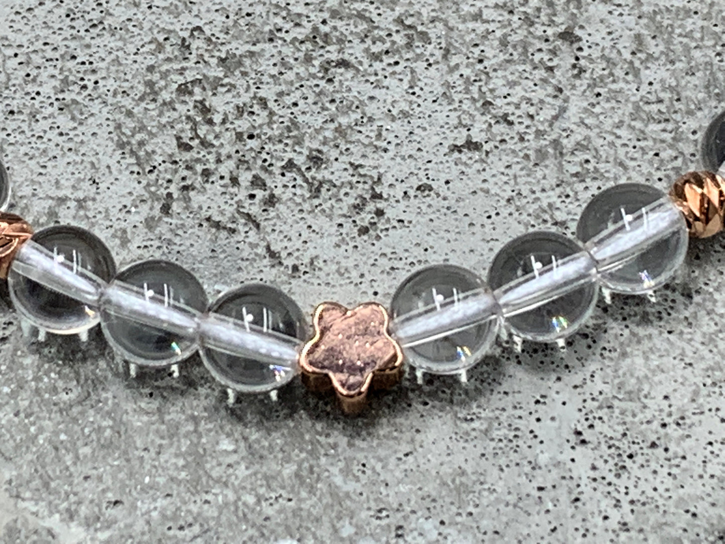 Armband Bergkristall echter Naturstein 6mm - Blumen vergoldet - Makramee Größe einstellbar - Geschenk Liebe Glücksarmband Schutzstein