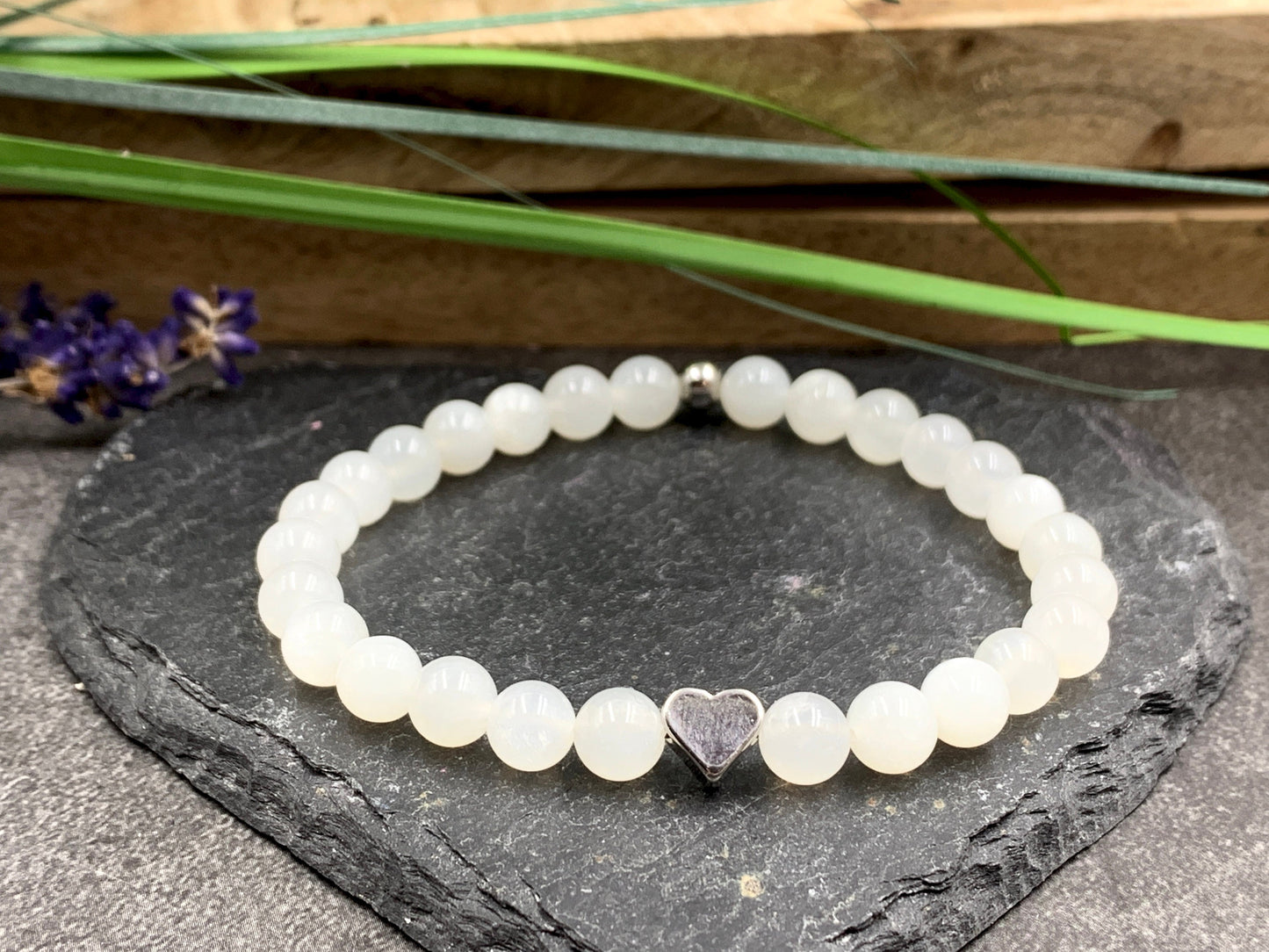 Perlenarmband Mondstein 6mm Herz echt platiniert - Geschenk Liebe Freundin Lieblingsmensch - spiritueller Schmuck - anpassbar