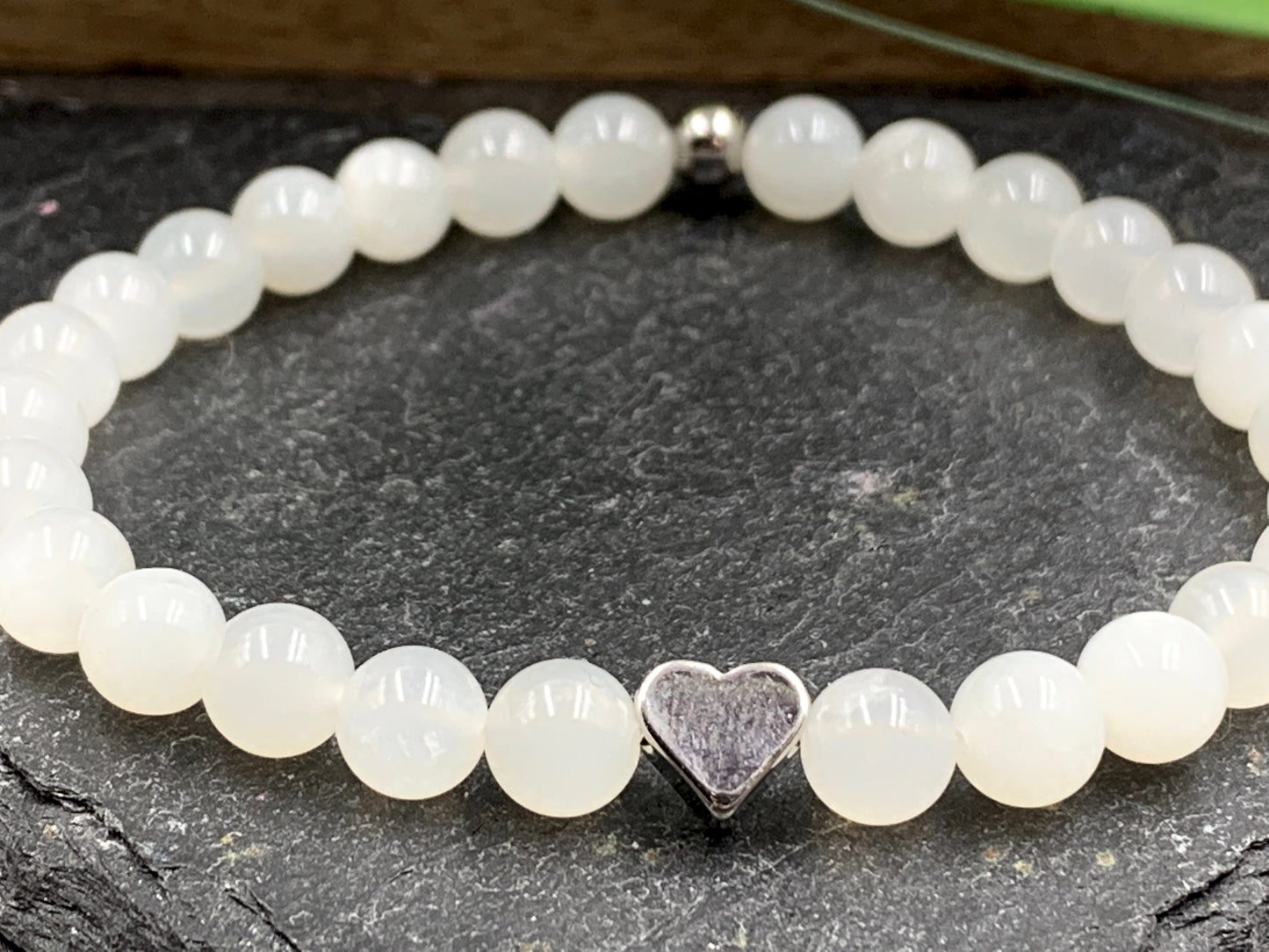 Perlenarmband Mondstein 6mm Herz echt platiniert - Geschenk Liebe Freundin Lieblingsmensch - spiritueller Schmuck - anpassbar