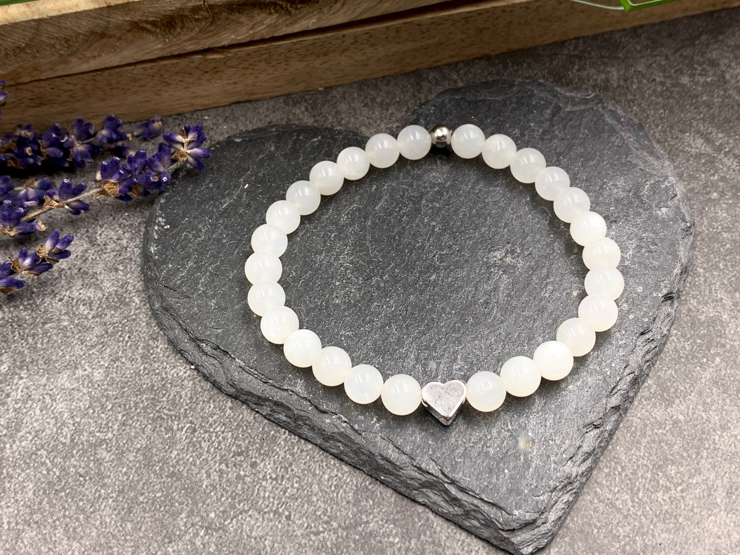 Perlenarmband Mondstein 6mm Herz echt platiniert - Geschenk Liebe Freundin Lieblingsmensch - spiritueller Schmuck - anpassbar