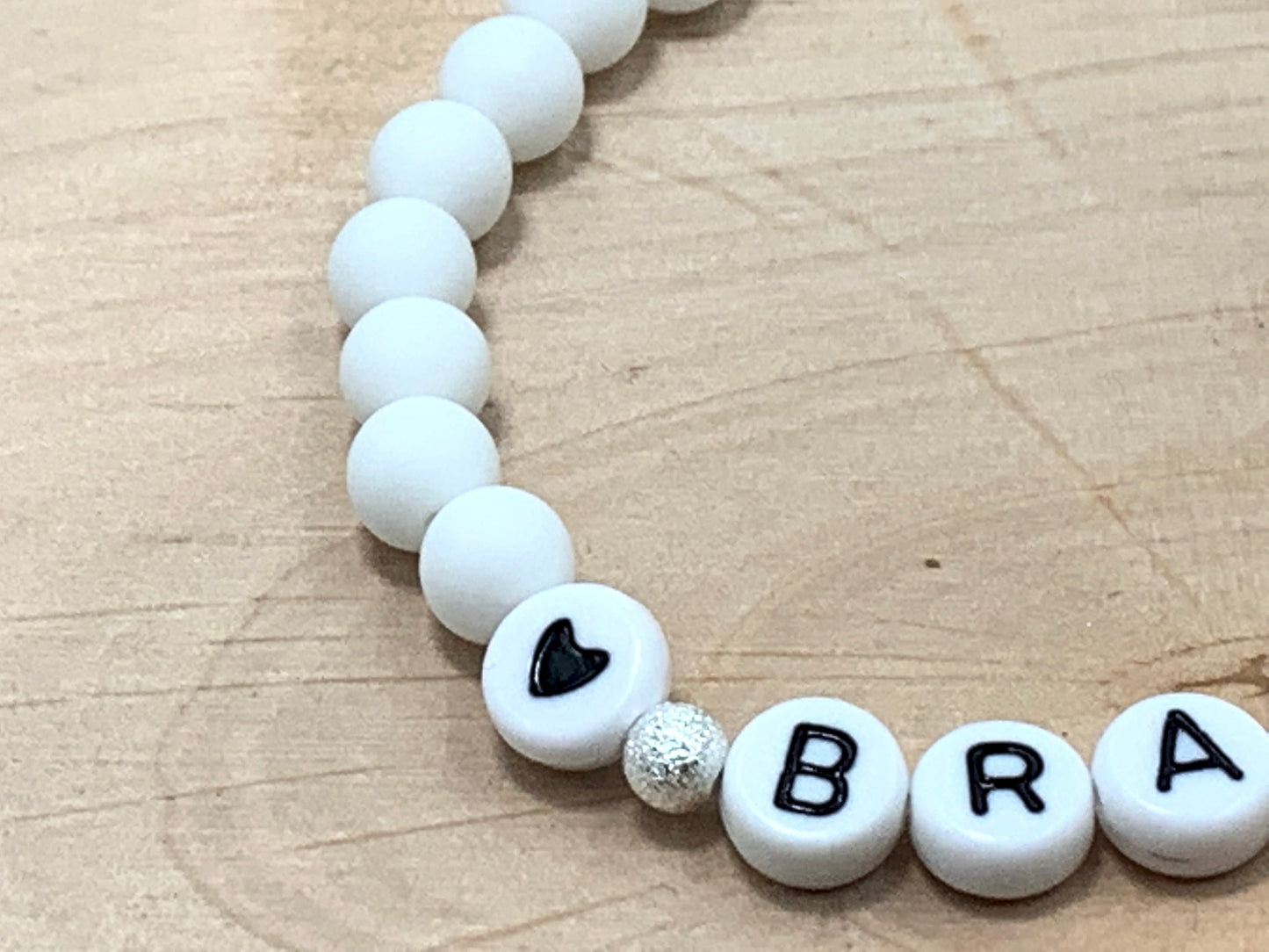 Armband Braut Weiß - Perlen Acryl 6 mm - Farbwunsch - Geschenk für Junggesellinnenabschied JGA Trauzeugin Brautjungfer - anpassbar