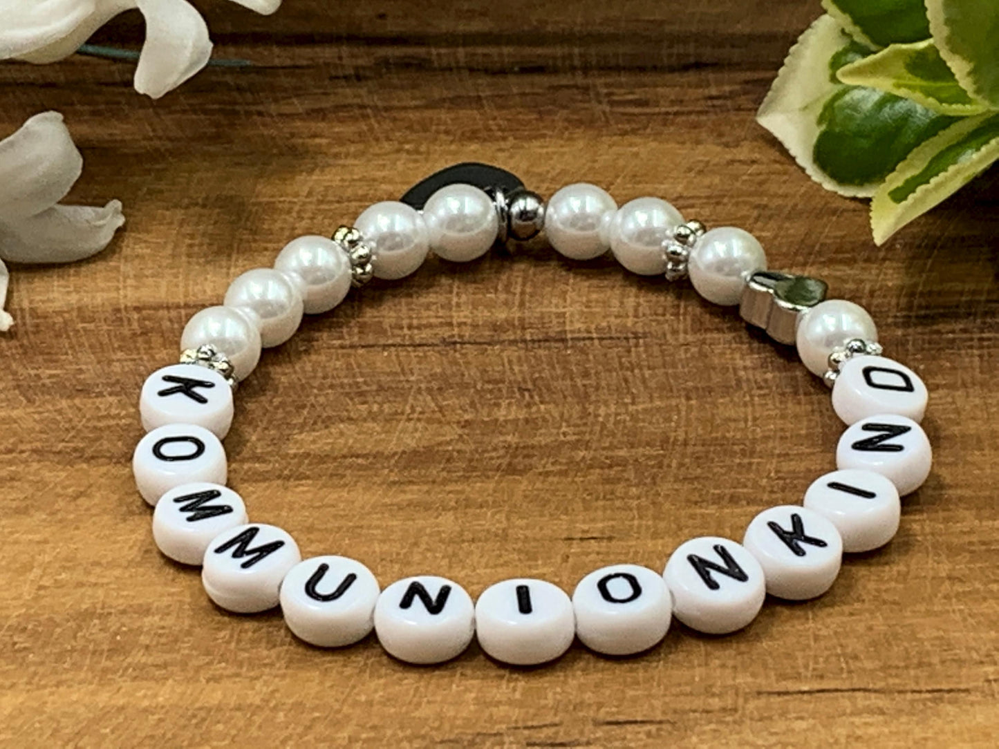 Armband Kommunionkind Weiß Perlmuttimitat Glas Herz platiniert - Erinnerungsarmband Perlen Kommunion Konfirmation - anpassbar diverse Farben