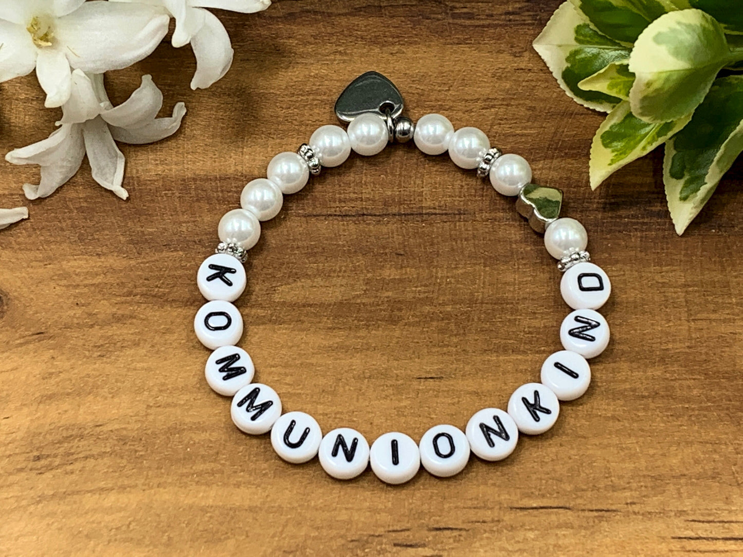 Armband Kommunionkind Weiß Perlmuttimitat Glas Herz platiniert - Erinnerungsarmband Perlen Kommunion Konfirmation - anpassbar diverse Farben