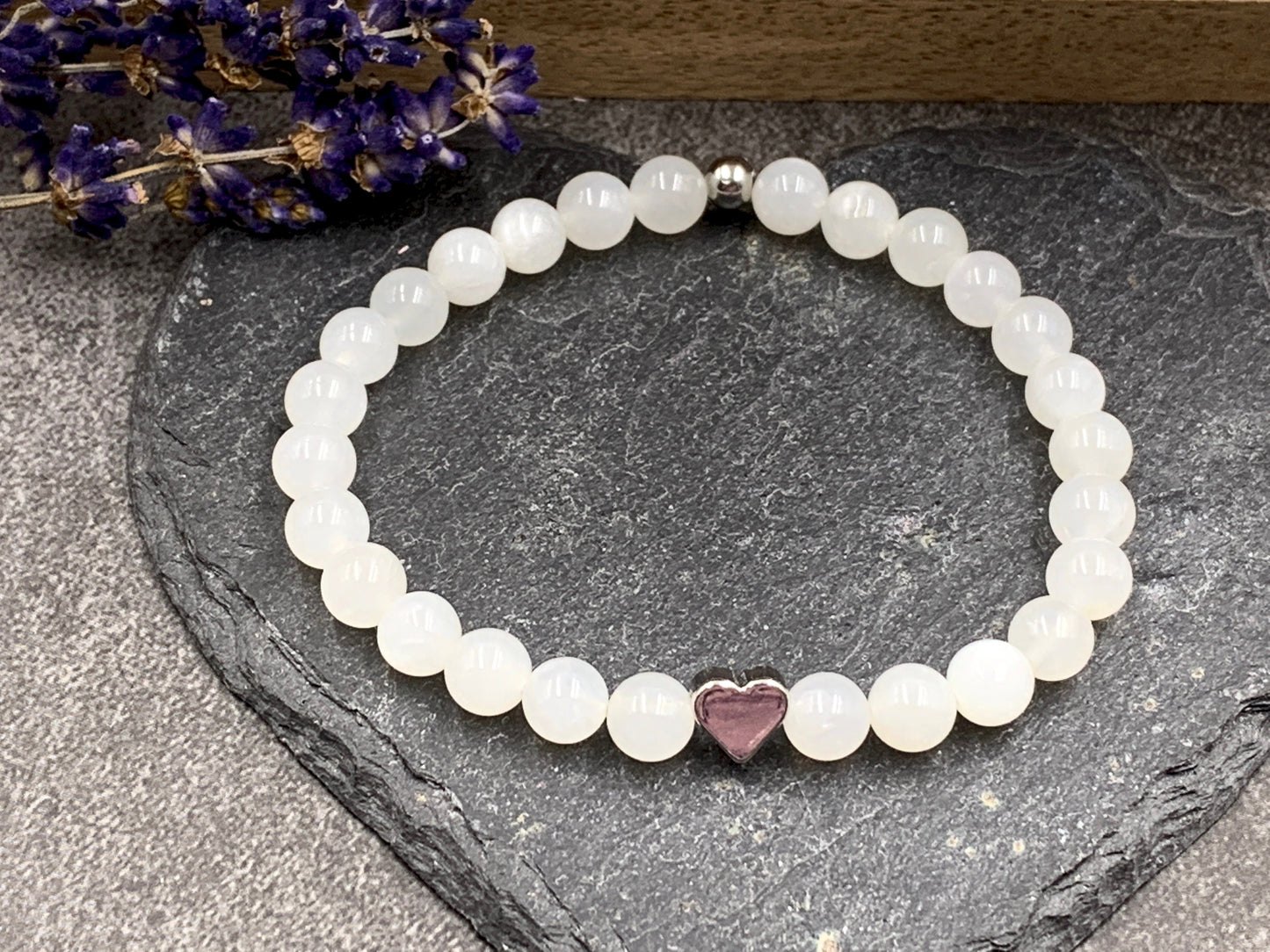 Perlenarmband Mondstein 6mm Herz echt platiniert - Geschenk Liebe Freundin Lieblingsmensch - spiritueller Schmuck - anpassbar