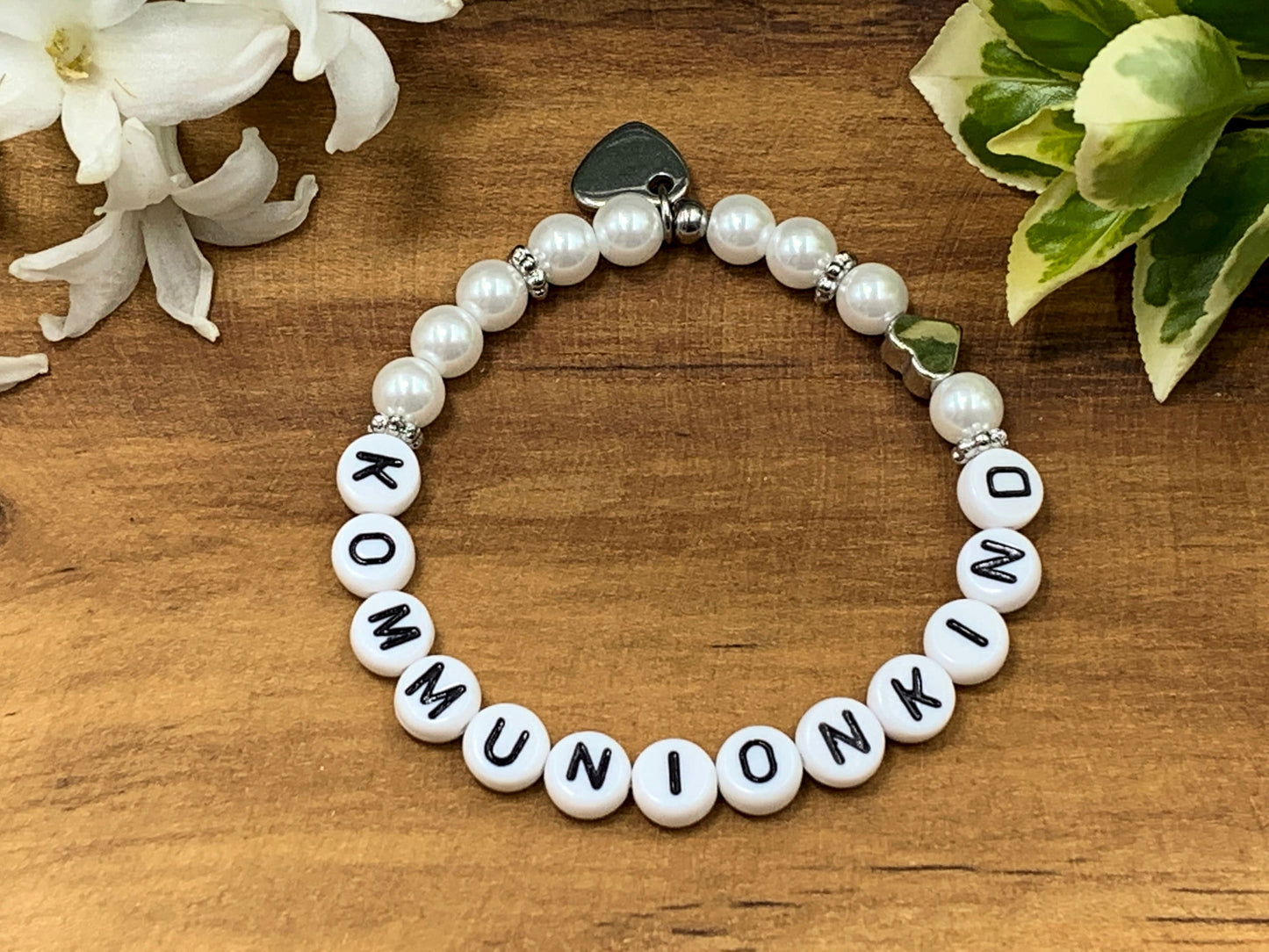 Armband Kommunionkind Weiß Perlmuttimitat Glas Herz platiniert - Erinnerungsarmband Perlen Kommunion Konfirmation - anpassbar diverse Farben