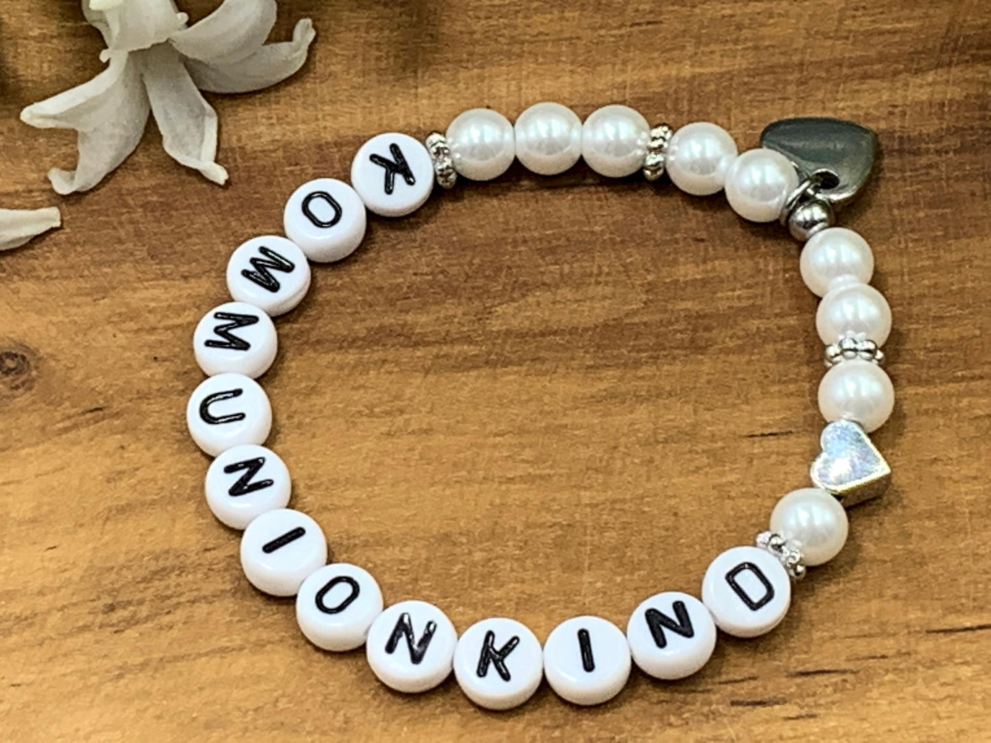 Armband Kommunionkind Weiß Perlmuttimitat Glas Herz platiniert - Erinnerungsarmband Perlen Kommunion Konfirmation - anpassbar diverse Farben