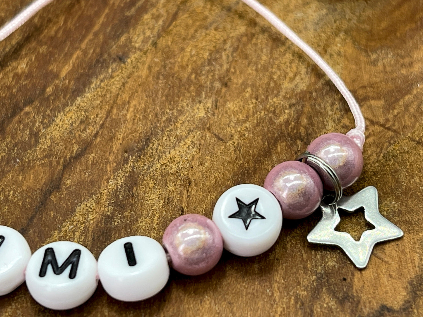 Perlenarmband Makramee Kimi - Miracleperlen Acryl - Kinderarmband mit Name Freundschaftsarmband Geschenk Mädchen Lieblingsmensch - Farbwahl