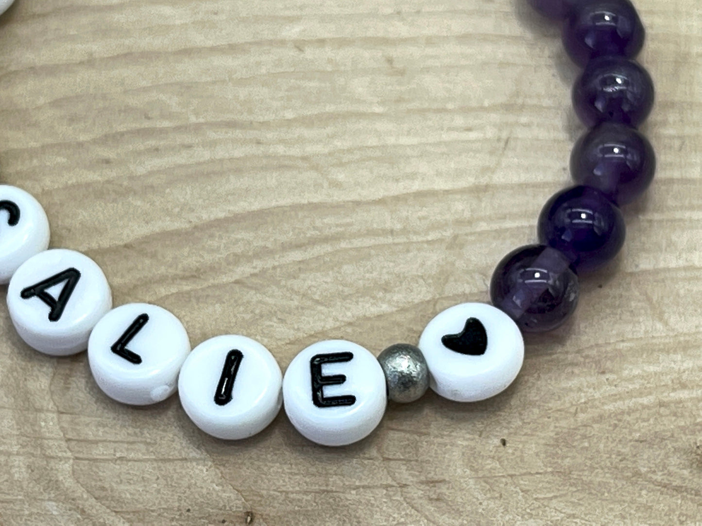 Perlenarmband Amethyst mit Name - Geschenk Mama Geburt Liebe Andenken Lieblingsmensch Kinderarmband - Wunschedelstein personalisierbar