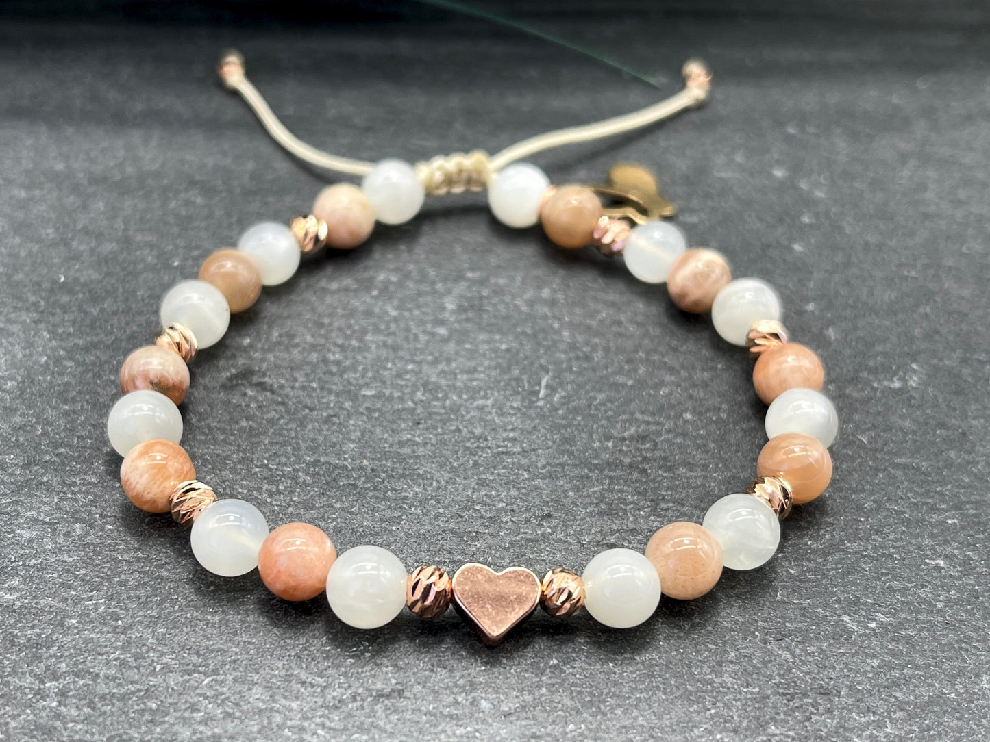 Armband Mondstein Sonnenstein Makramee - Facettenperlen Roségold plated - spirituelles Perlenarmband Freude Optimismus emotionale Balance