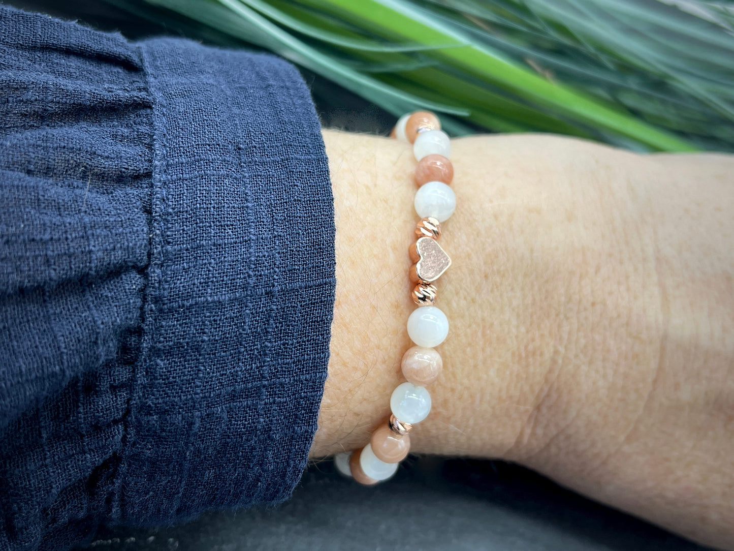 Armband Mondstein Sonnenstein Makramee - Facettenperlen Roségold plated - spirituelles Perlenarmband Freude Optimismus emotionale Balance