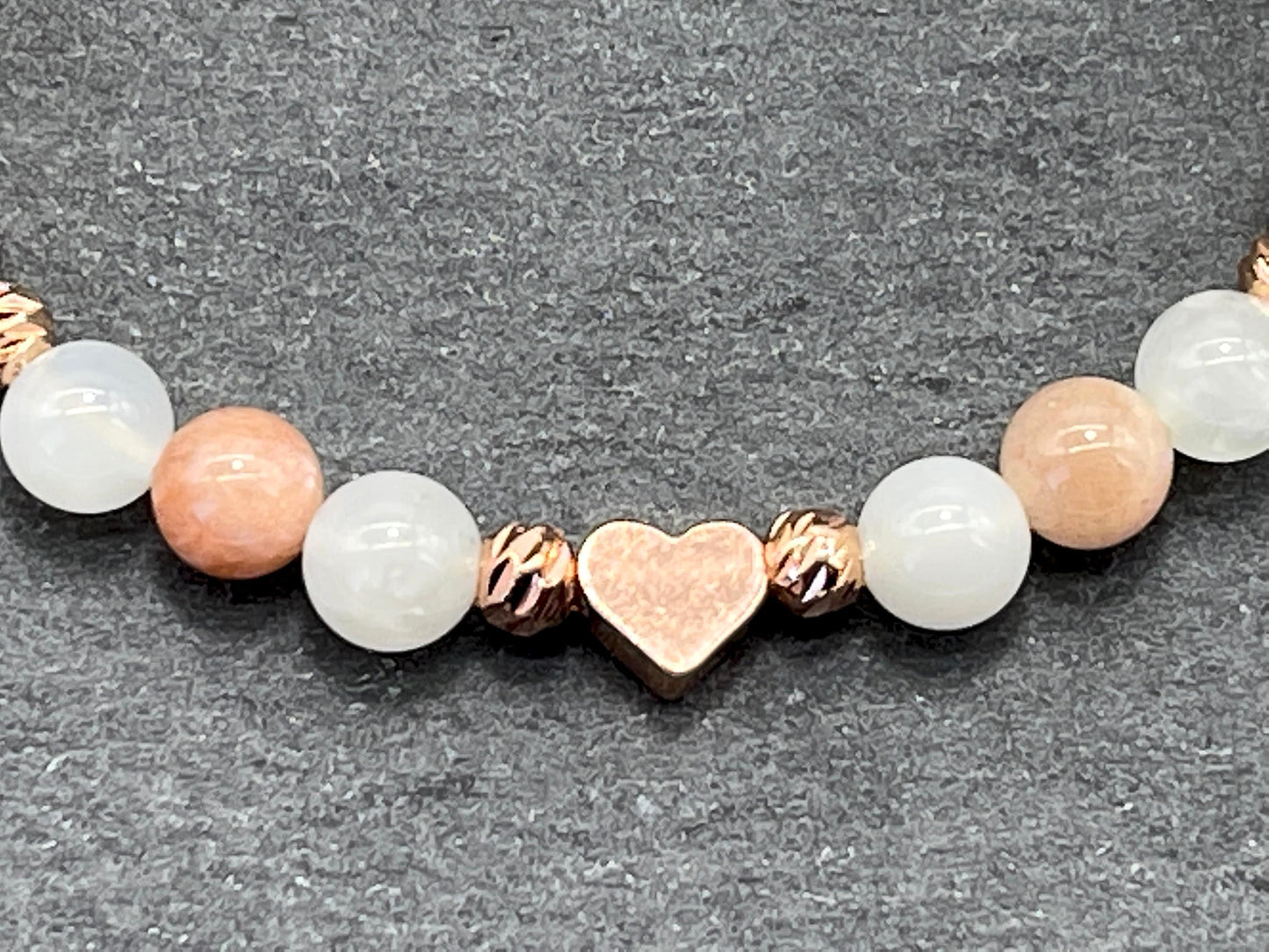 Armband Mondstein Sonnenstein Makramee - Facettenperlen Roségold plated - spirituelles Perlenarmband Freude Optimismus emotionale Balance
