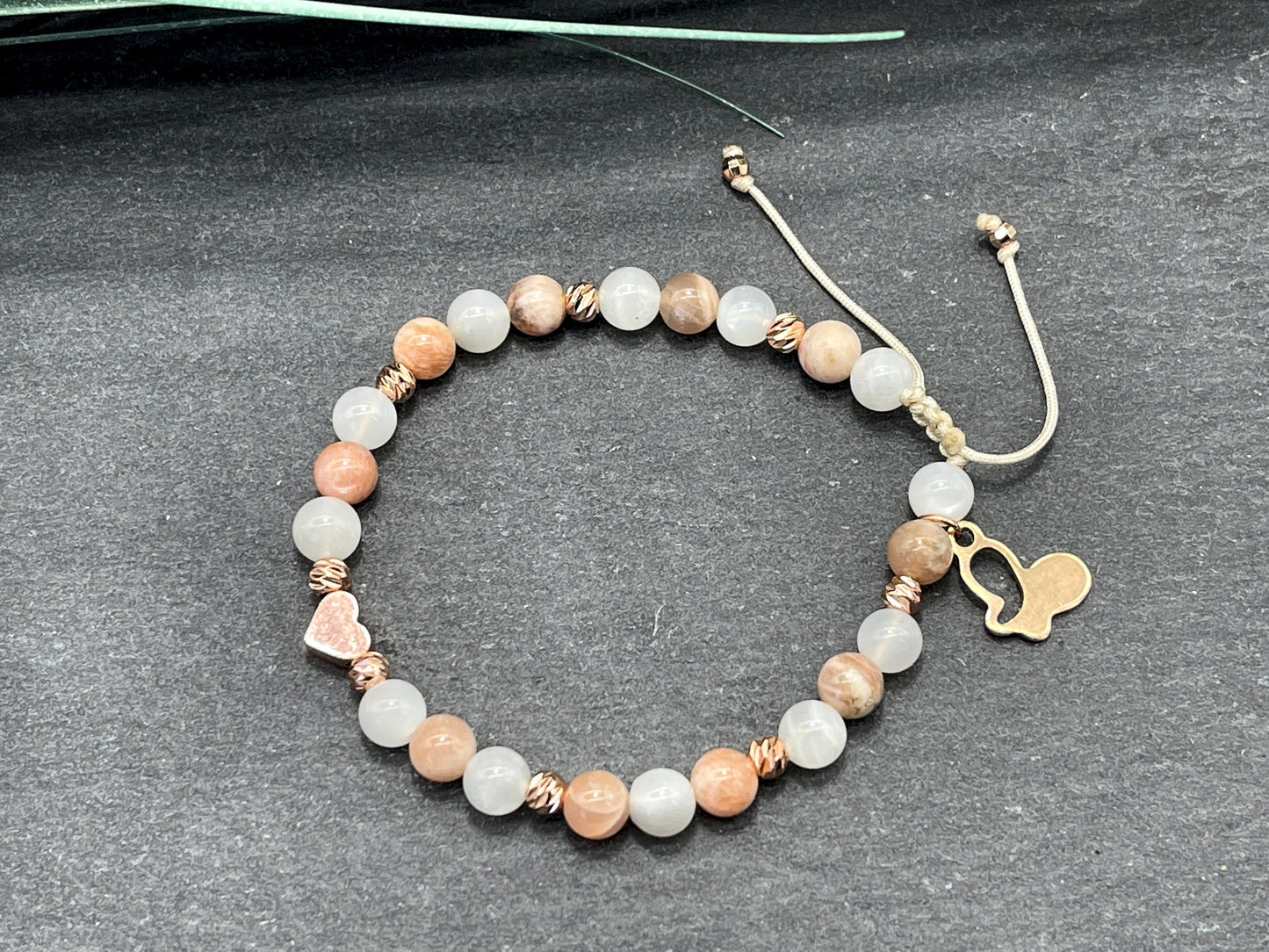 Armband Mondstein Sonnenstein Makramee - Facettenperlen Roségold plated - spirituelles Perlenarmband Freude Optimismus emotionale Balance