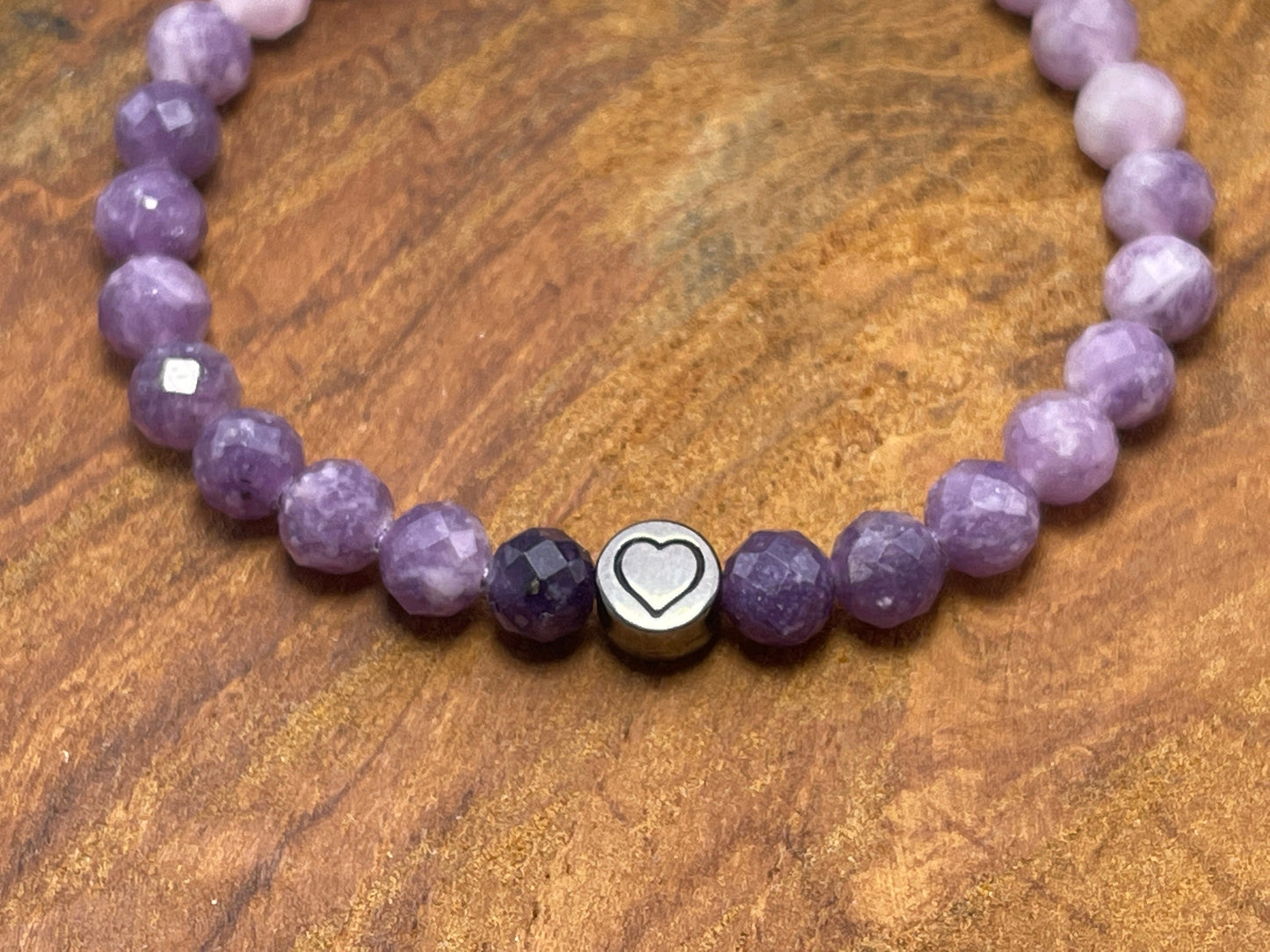 Perlenarmband Sugilith echter Naturstein Farbverlauf Makramee - Herz DQ Gunmetal - Silber Gold Roségold - Armband Schutz emotionale Heilung