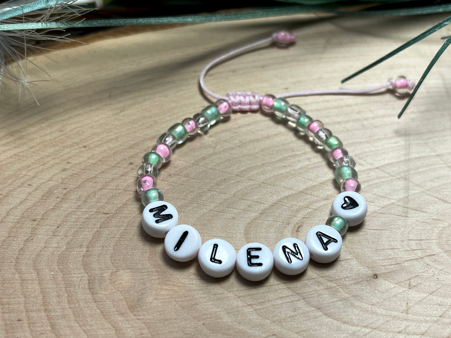 Perlenarmband mit Name Rosa Grün Weiß - Makramee einstellbar - Geschenk Mädchen Geburtstag Namensarmband Kinderarmband - Farbe nach Wunsch