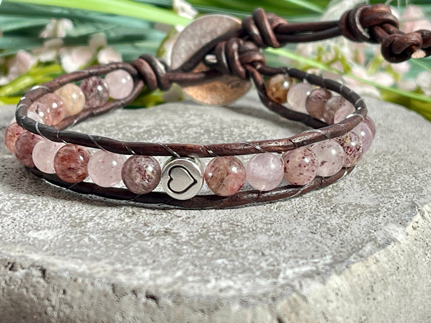 Perlenarmband gewickelt Erdbeerquarz DQ Herz und Leder - Wickelarmband Bohostil Vintage - Geschenk Mama Liebe Geburtstag - Wunschedelstein