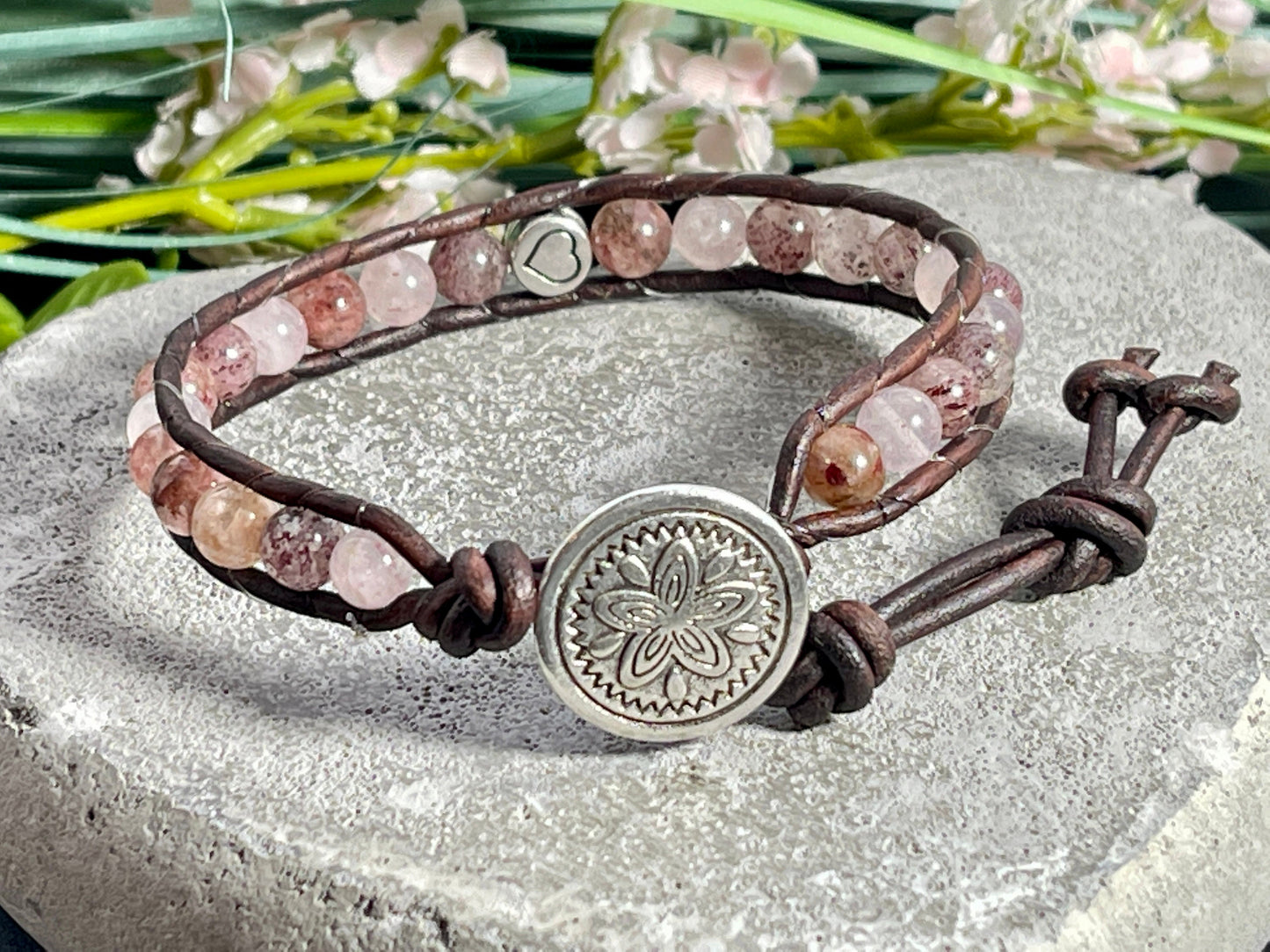 Perlenarmband gewickelt Erdbeerquarz DQ Herz und Leder - Wickelarmband Bohostil Vintage - Geschenk Mama Liebe Geburtstag - Wunschedelstein