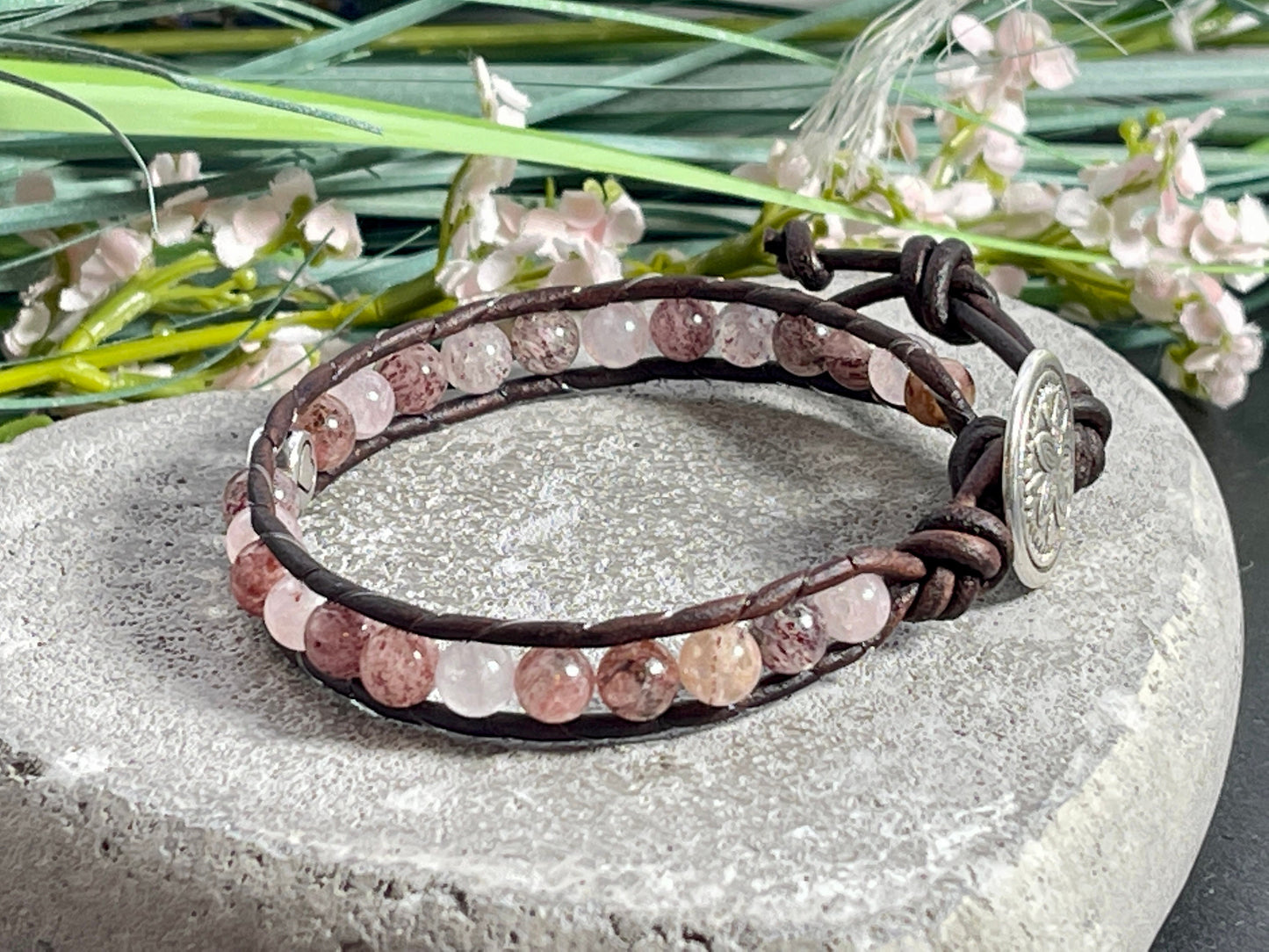 Perlenarmband gewickelt Erdbeerquarz DQ Herz und Leder - Wickelarmband Bohostil Vintage - Geschenk Mama Liebe Geburtstag - Wunschedelstein