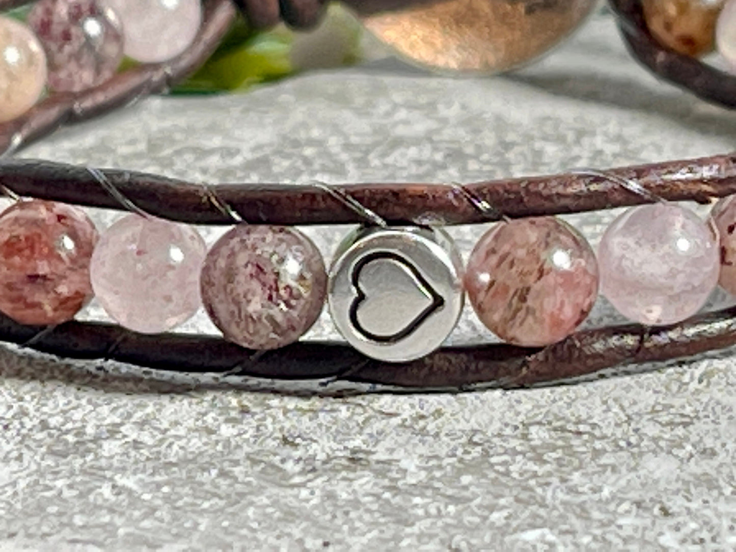 Perlenarmband gewickelt Erdbeerquarz DQ Herz und Leder - Wickelarmband Bohostil Vintage - Geschenk Mama Liebe Geburtstag - Wunschedelstein