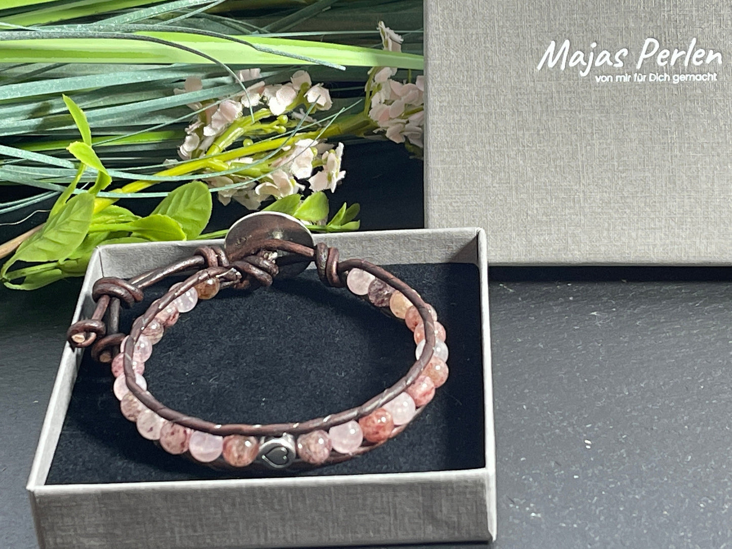 Perlenarmband gewickelt Erdbeerquarz DQ Herz und Leder - Wickelarmband Bohostil Vintage - Geschenk Mama Liebe Geburtstag - Wunschedelstein