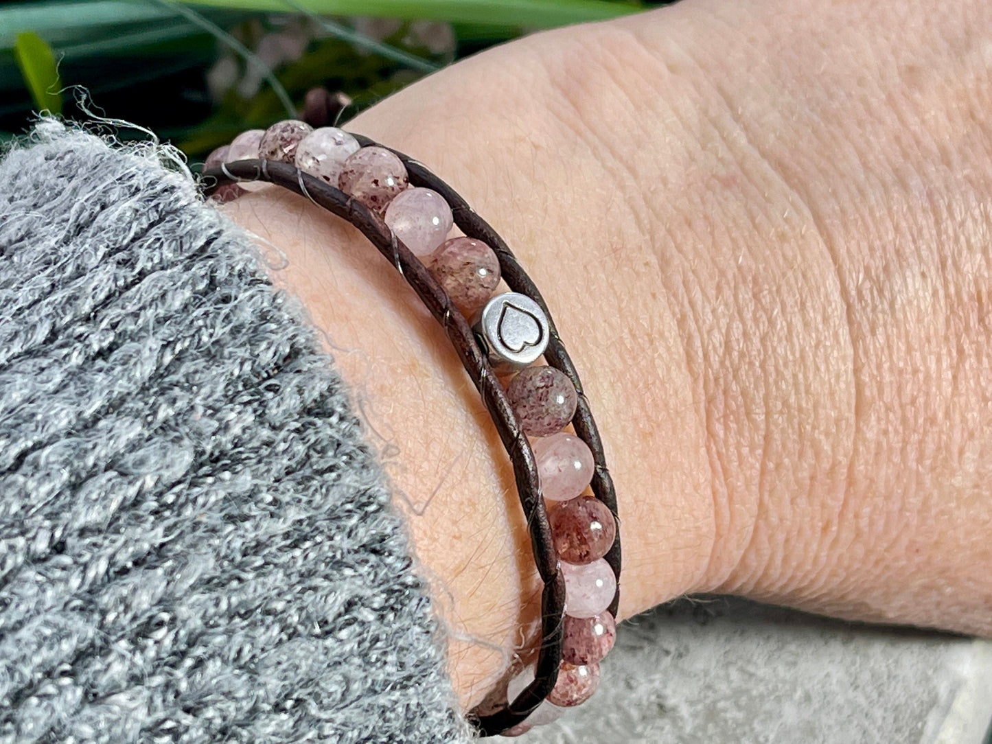 Perlenarmband gewickelt Erdbeerquarz DQ Herz und Leder - Wickelarmband Bohostil Vintage - Geschenk Mama Liebe Geburtstag - Wunschedelstein