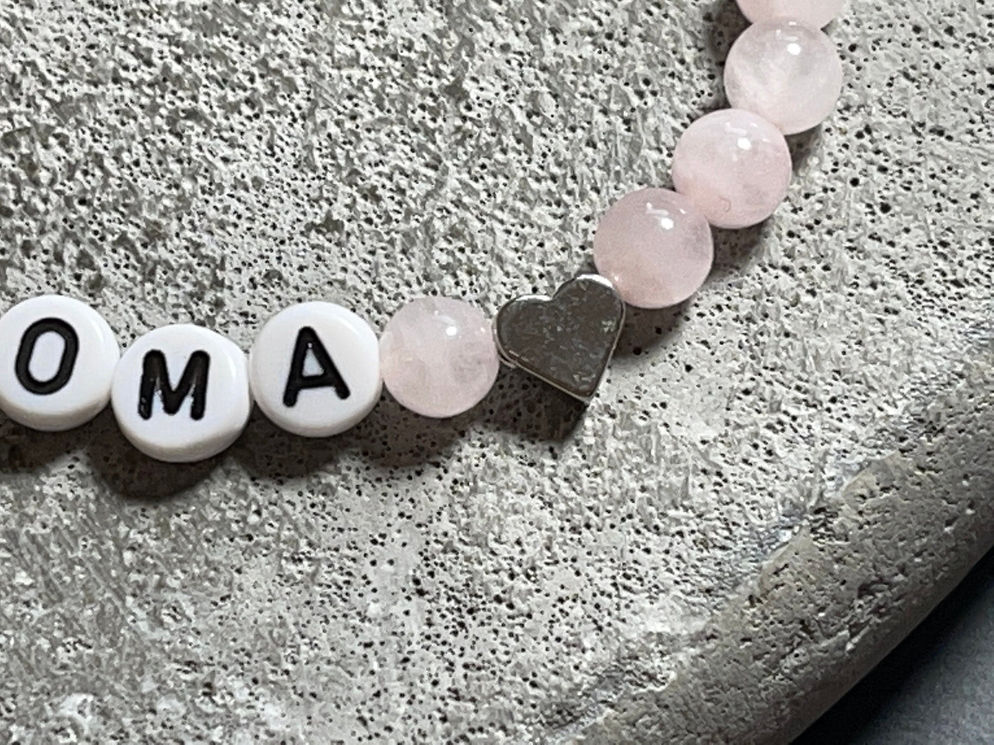 Perlenarmband Rosenquarz Oma - Geschenk Mama Geburt Liebe Andenken Lieblingsmensch Taufe - Wunschedelstein personalisierbar