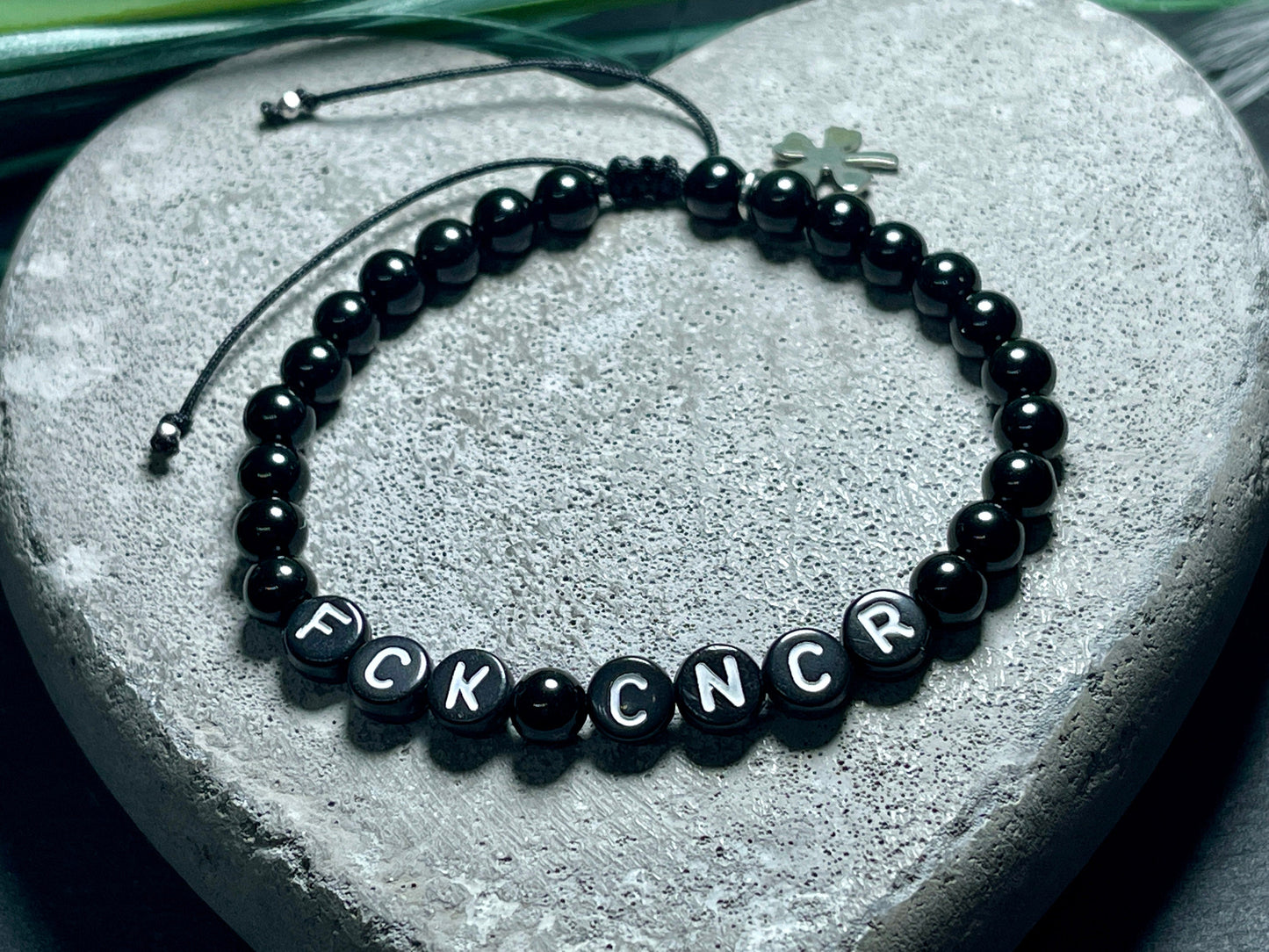 Armband Fuck Cancer Turmalin Makramee - Geschenk Aufmunterung Genesung Brustkrebs Wunschedelstein - starker Schutzstein Perlenarmband