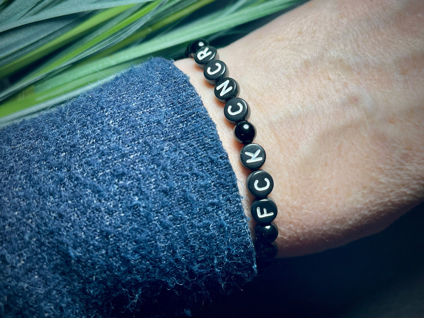 Armband Fuck Cancer Amethyst Makramee - Geschenk Aufmunterung Genesung Brustkrebs Wunschedelstein - starker Schutzstein Perlenarmband