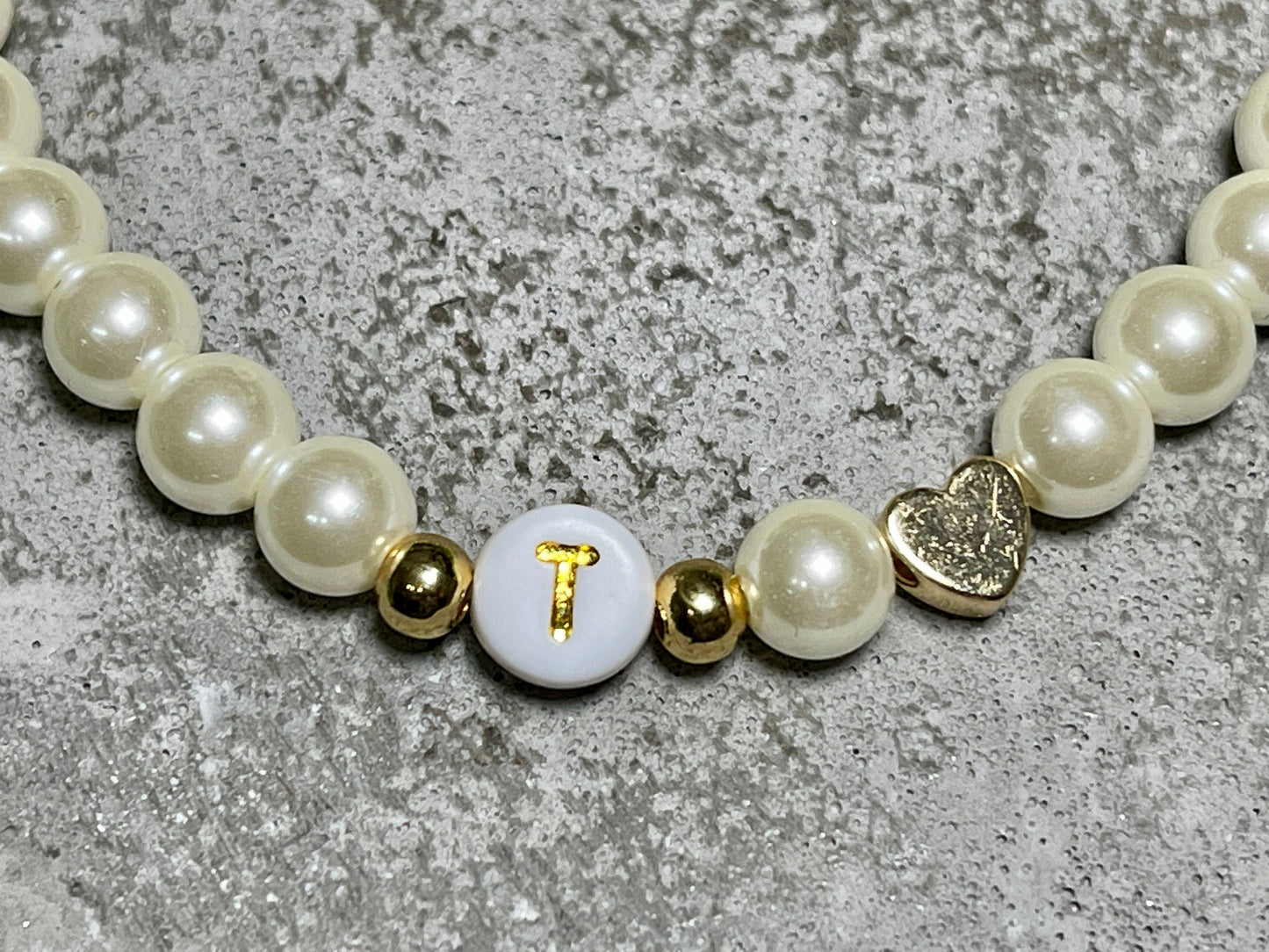 Perlenarmband mit Name - hochwertig gewachste Glasperlen - Perlmuttimitat - Geschenk Mädchen Geburtstag Kinder Freundschaft und Liebe