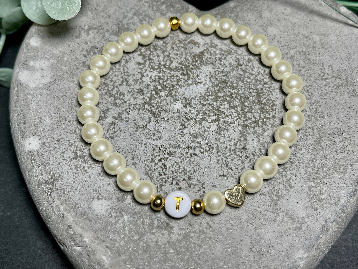 Perlenarmband mit Name - hochwertig gewachste Glasperlen - Perlmuttimitat - Geschenk Mädchen Geburtstag Kinder Freundschaft und Liebe