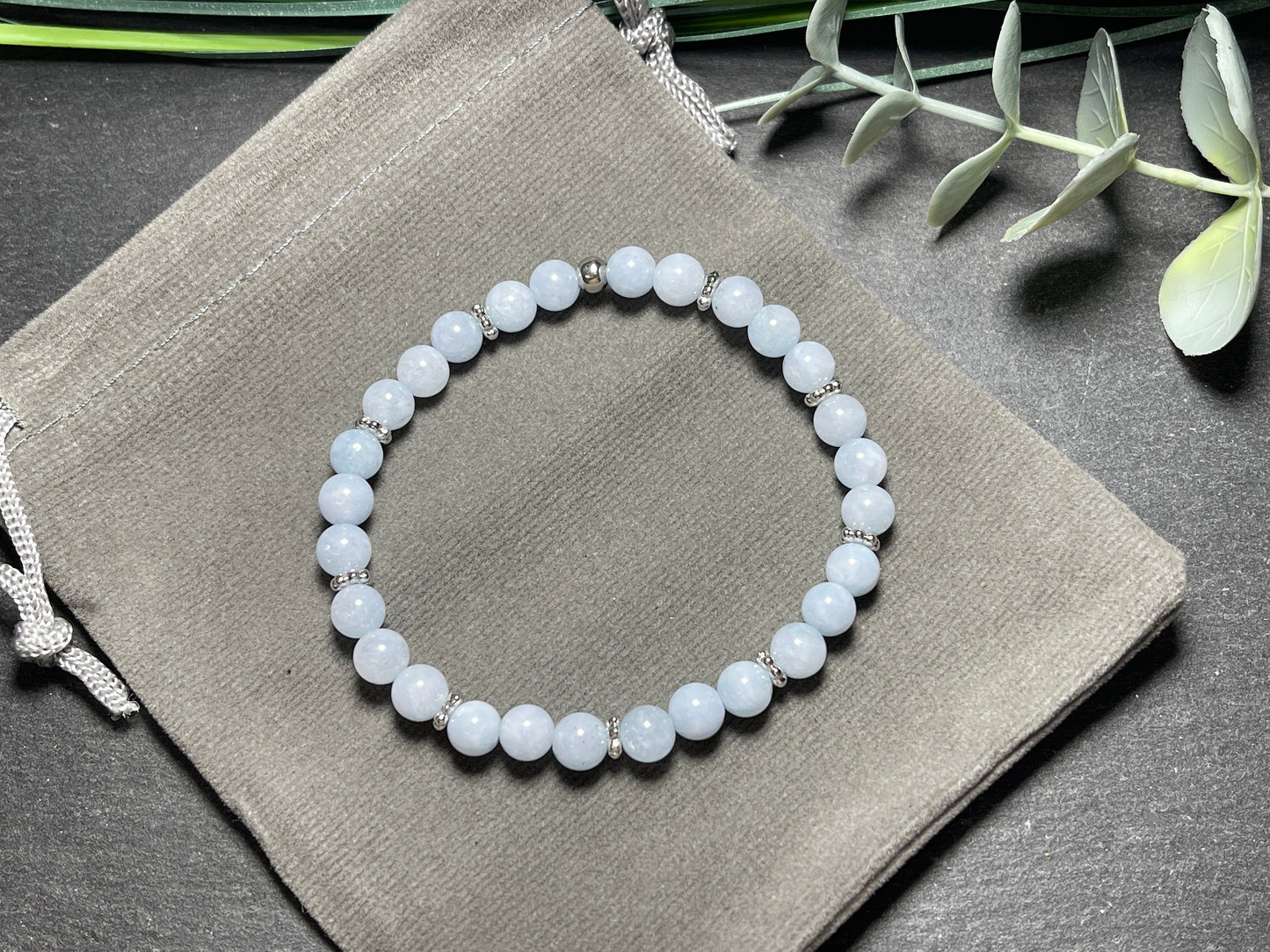 Armband Aquamarin mit Daisyperlen hochwertig Platiniert - esoterisches Armband Halschakra - Perlenarmband echte Edelsteine personalisierbar