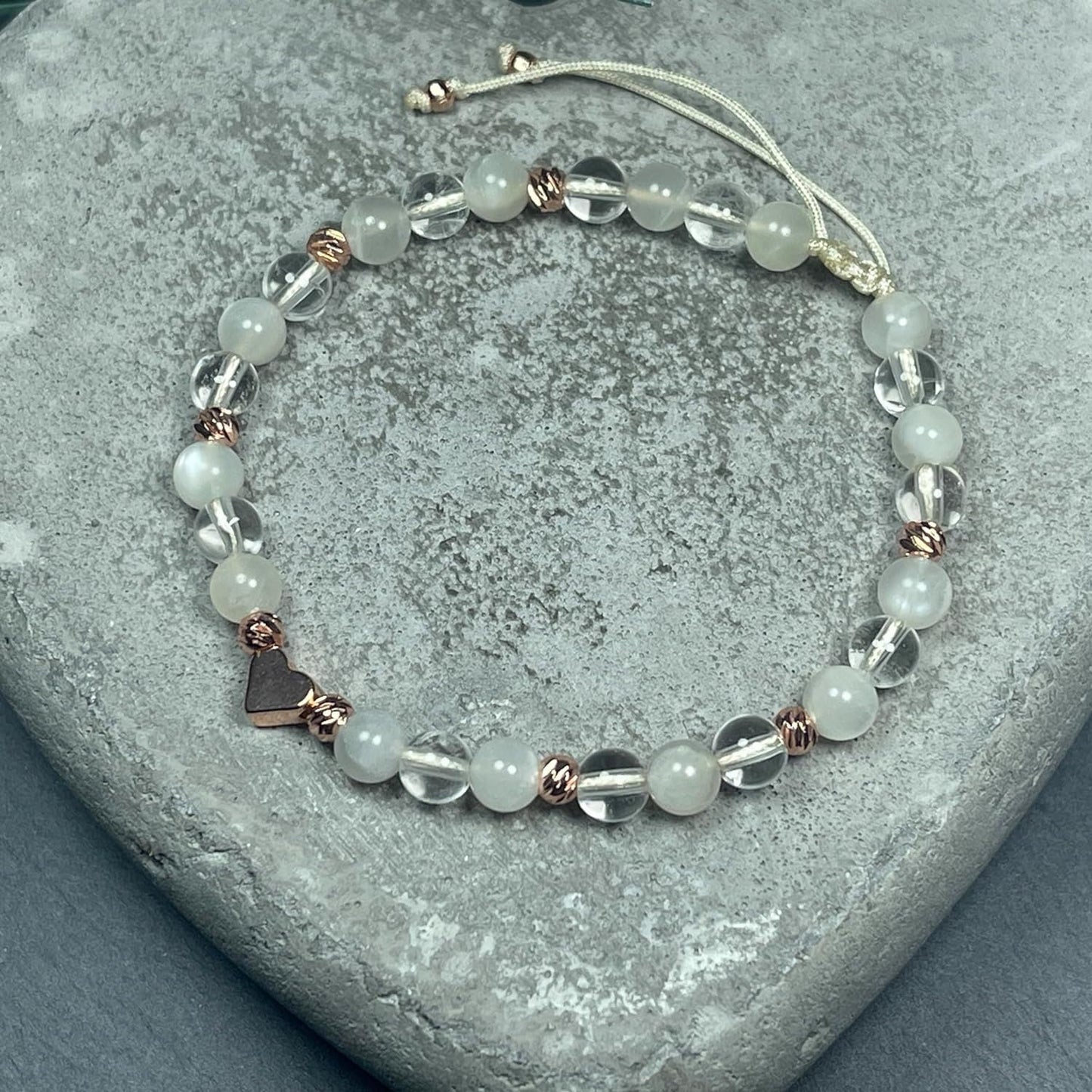 Armband Mondstein Bergkristall Makramee - Facettenperlen Roségold plated - spirituelles Perlenarmband weibliche Energie Stabilität Klarheit