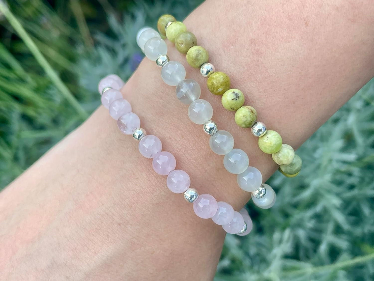Peridot Armband Perlen echt 6mm mit Edelstahlperlen 4mm Silber Gold oder Roségold spirituelles Perlenarmband Freude Toleranz Gelassenheit