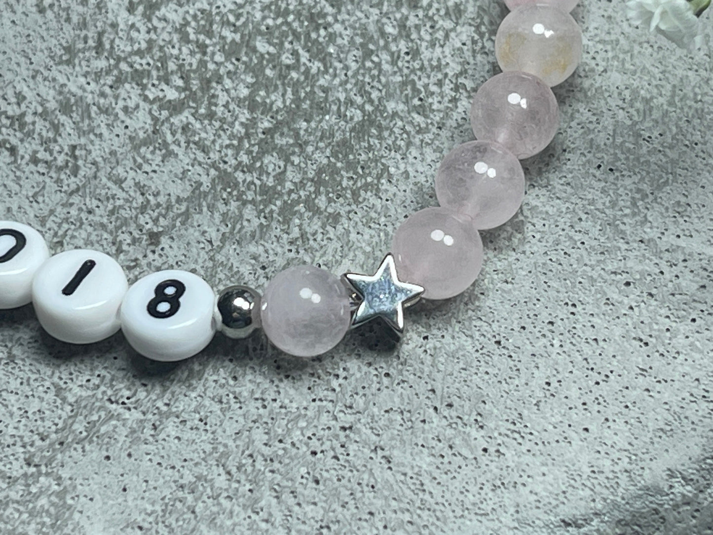 Armband Rosenquarz mit Namen Datum - Stern Platiniert - Geschenk Lieblingsmensch Liebe - Perlenarmband mit Namen - Erinnerungsarmband