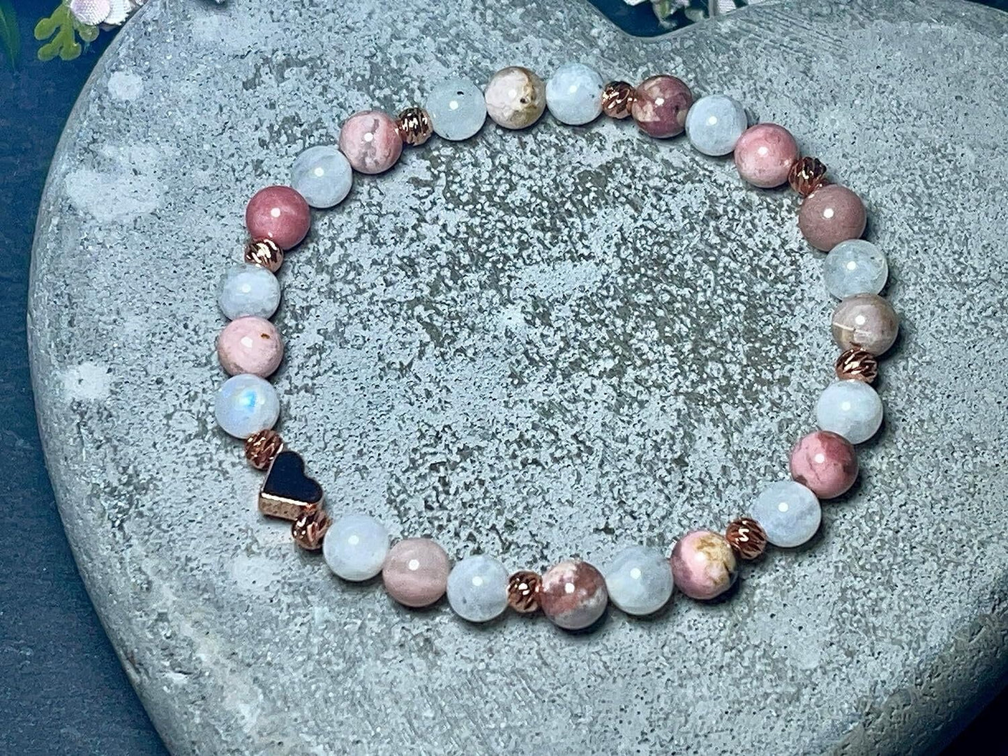 Armband Mondstein Rhodonit Facettenperlen Roségold plated - spirituelles Perlenarmband Selbstliebe Herzöffnung Liebe Mitgefühl